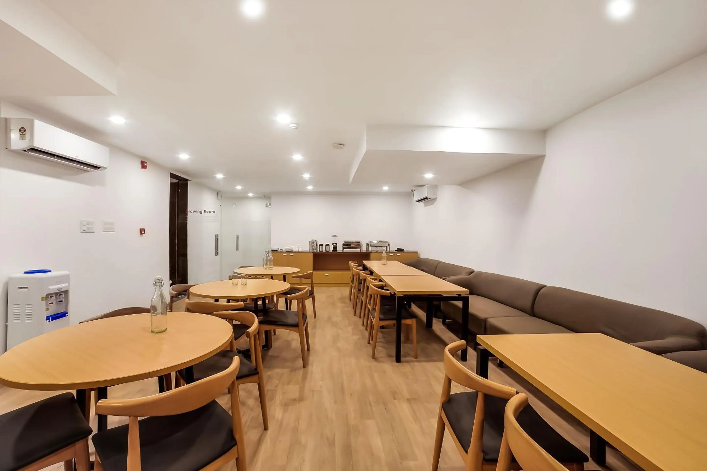 Restaurant/places to eat in Super Townhouse 158 Near Netaji Subhash Marg Near Appu Ghar