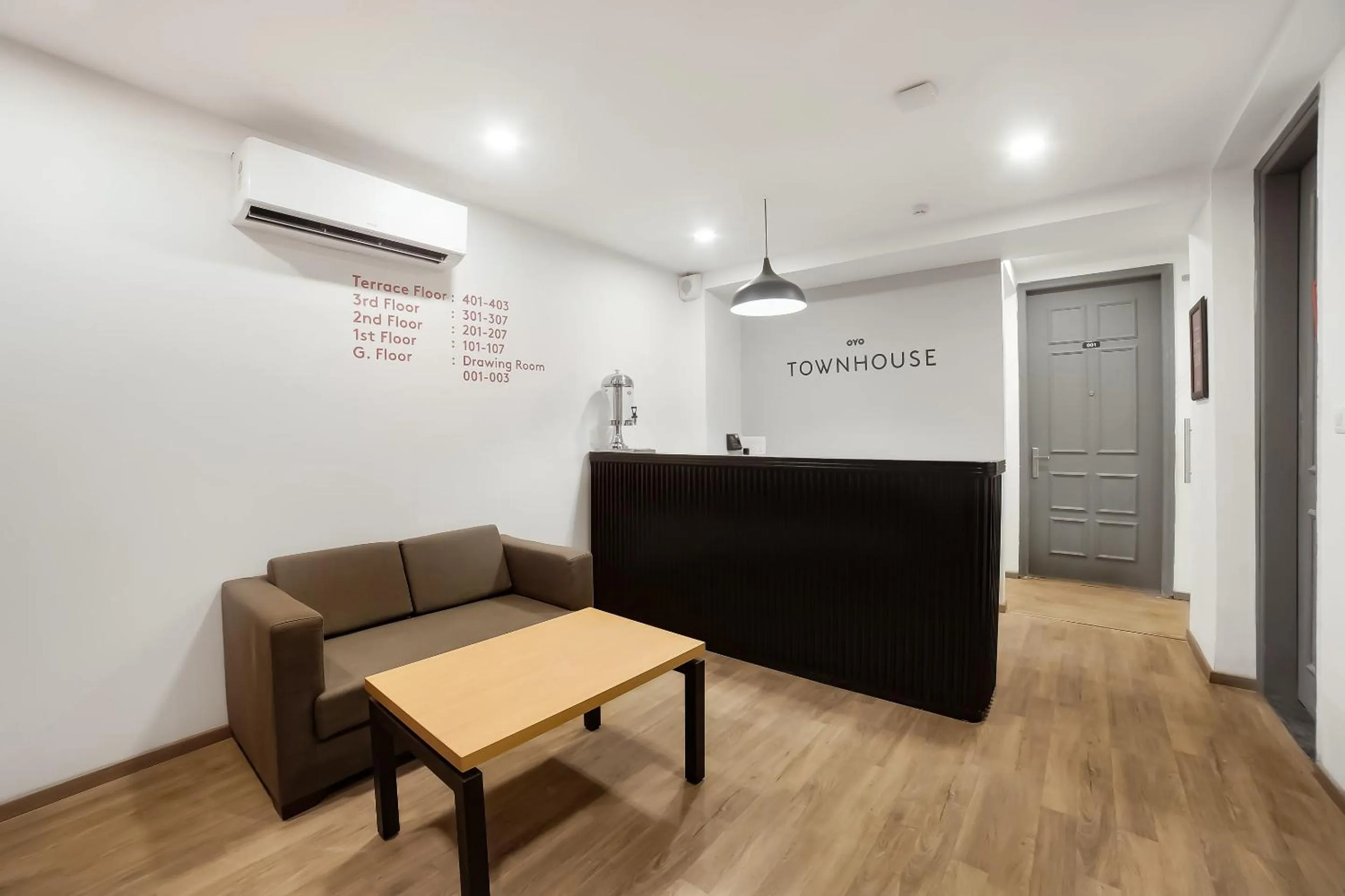 Lobby or reception in Super Townhouse 158 Near Netaji Subhash Marg Near Appu Ghar
