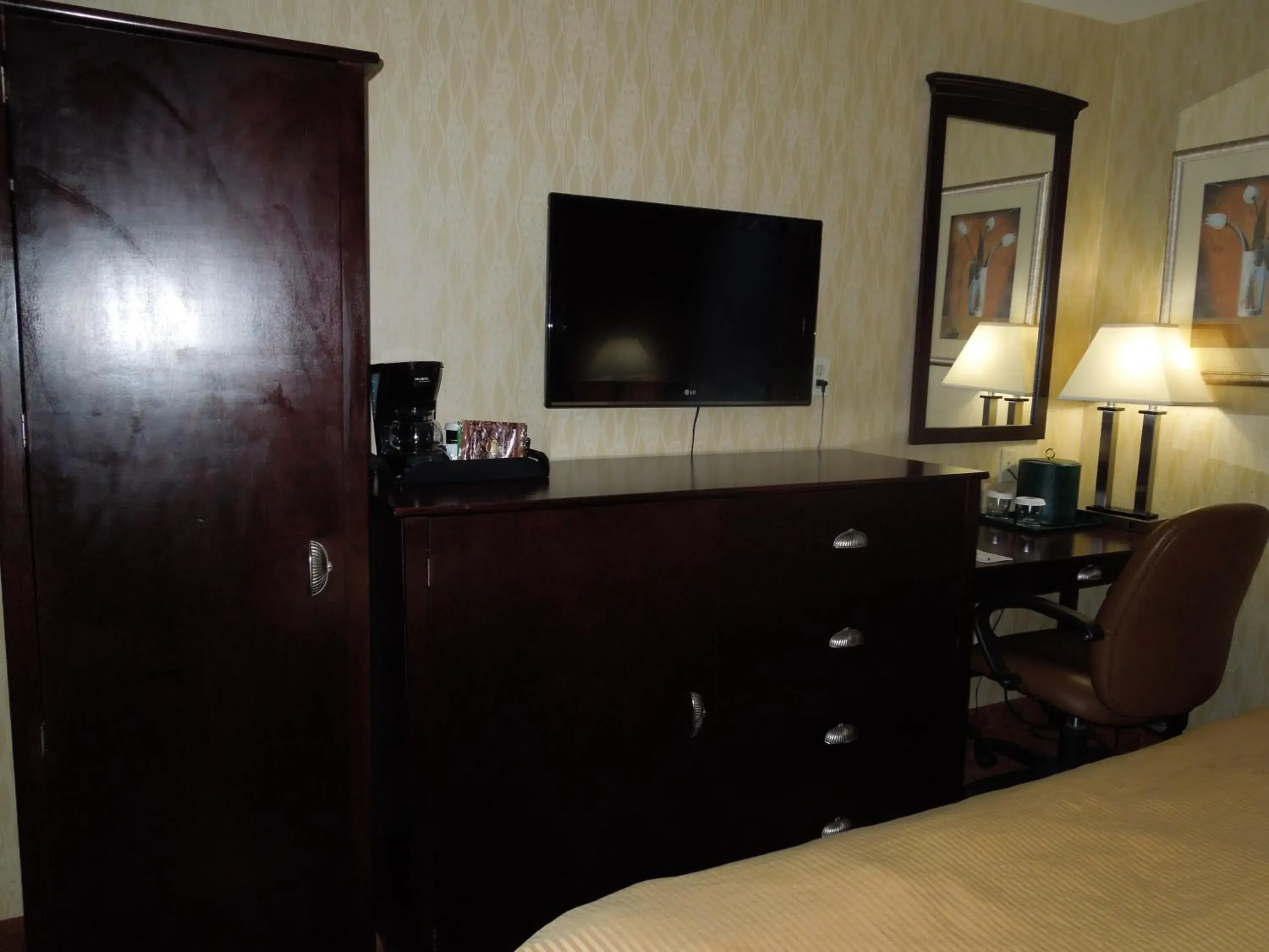 TV and multimedia, TV/Entertainment Center in Lex View Inn at JFK Airport