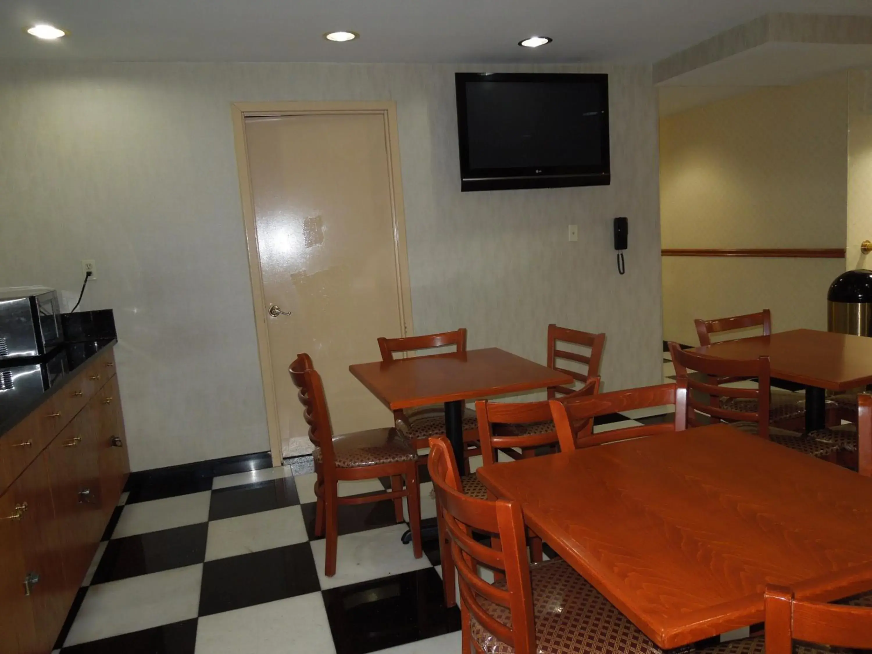 Restaurant/places to eat, TV/Entertainment Center in Lex View Inn at JFK Airport