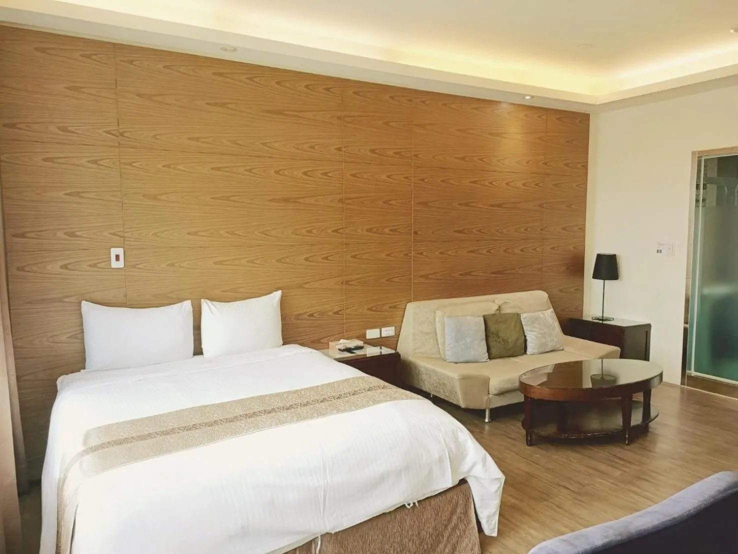 Photo of the whole room, Bed in 85 Cape Inn