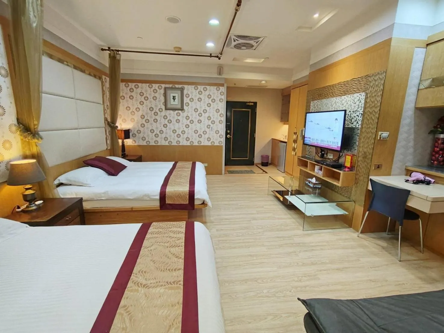 Photo of the whole room, Bed in 85 Cape Inn