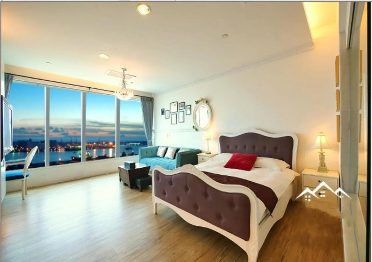 Living room, Bed in 85 Cape Inn