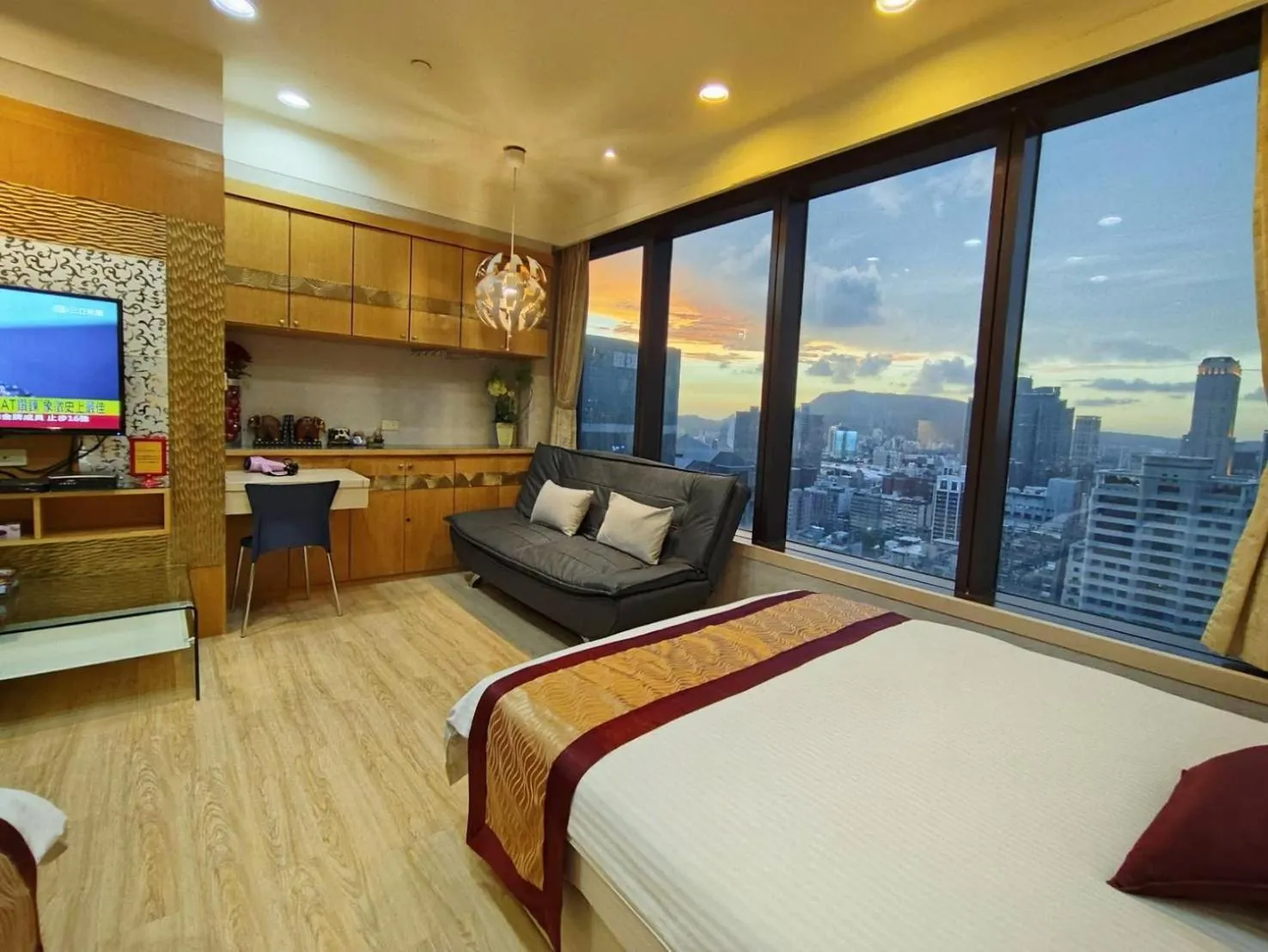 Photo of the whole room, Bed in 85 Cape Inn