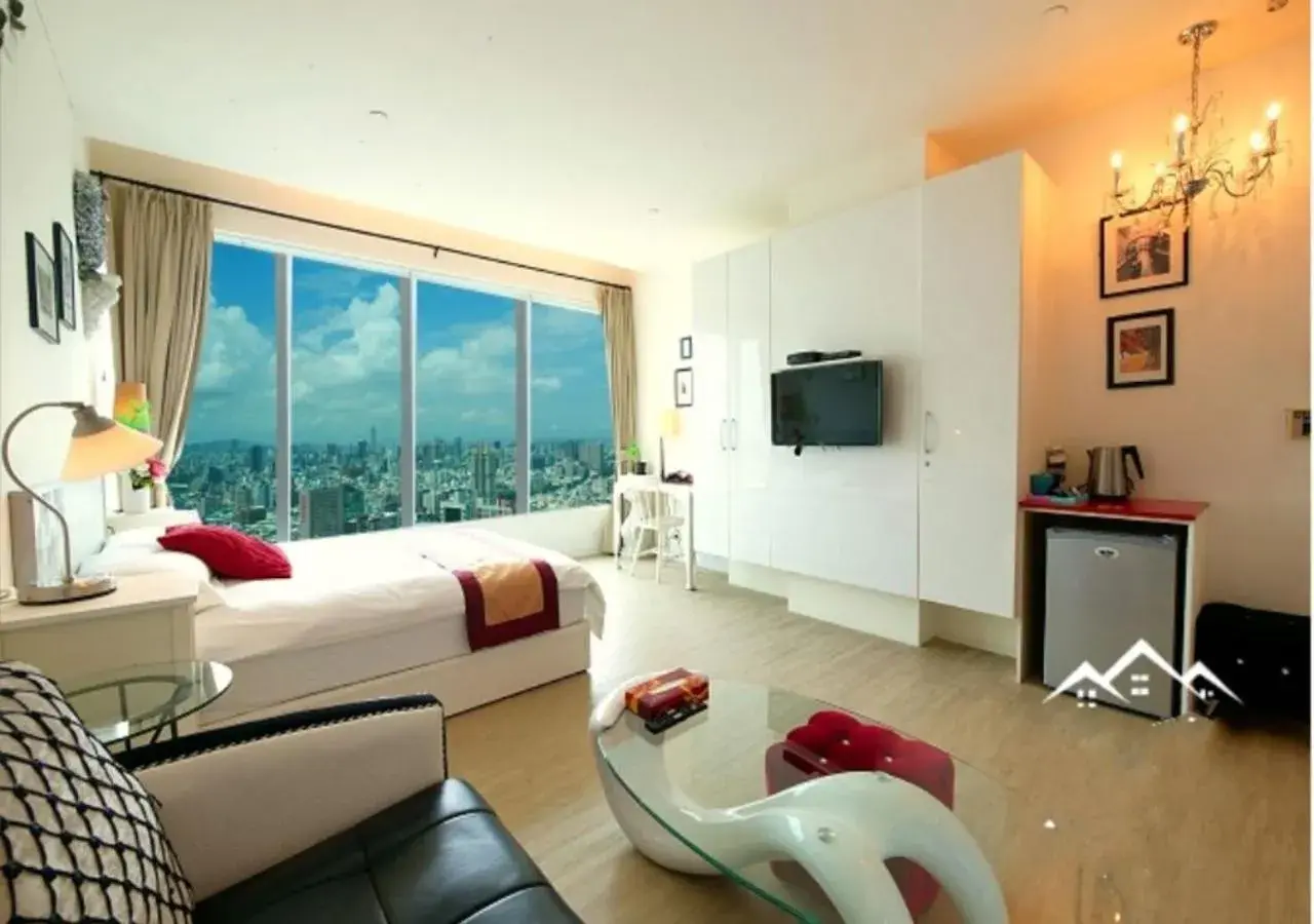 Living room, Bed in 85 Cape Inn Living room, Bed in 85 Cape Inn