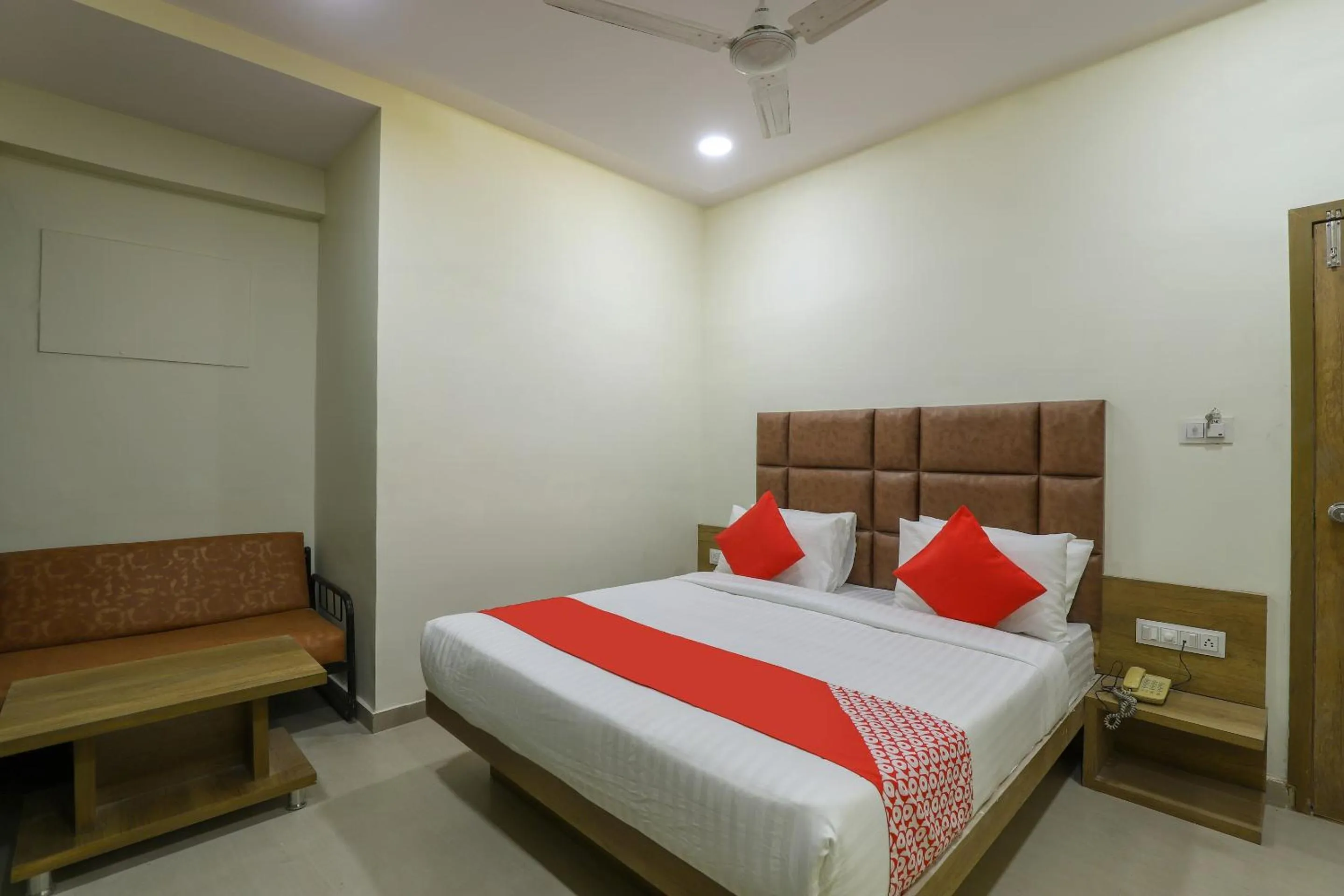 Bedroom, Bed in Hotel O Shubham Inn