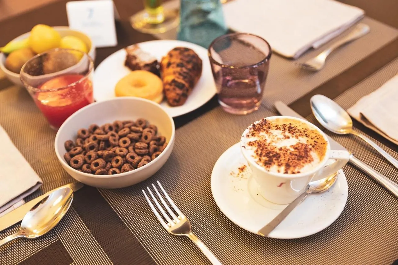 Buffet breakfast in Hotel Venezia New
