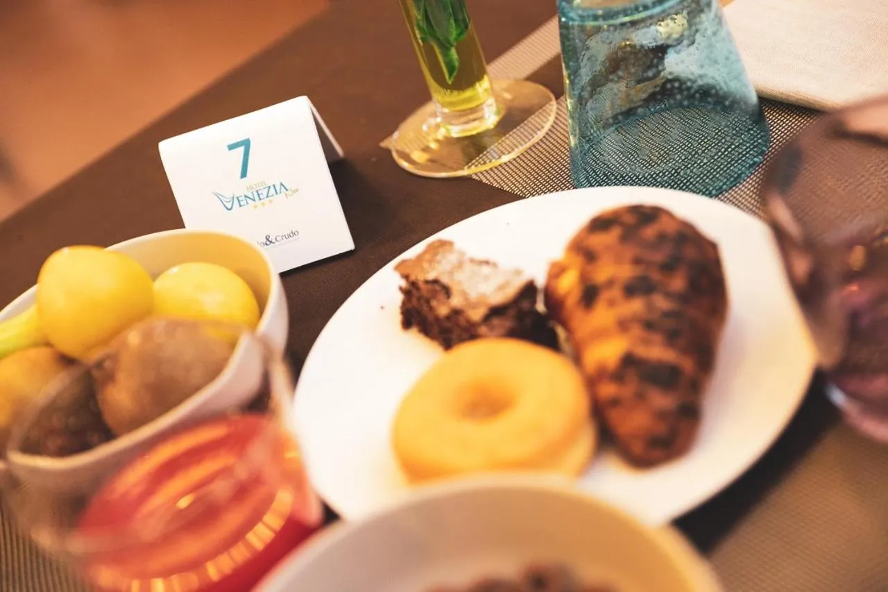 Buffet breakfast in Hotel Venezia New