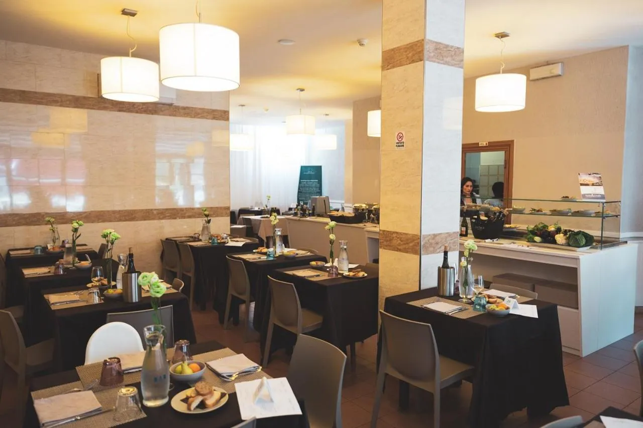 Restaurant/places to eat in Hotel Venezia New
