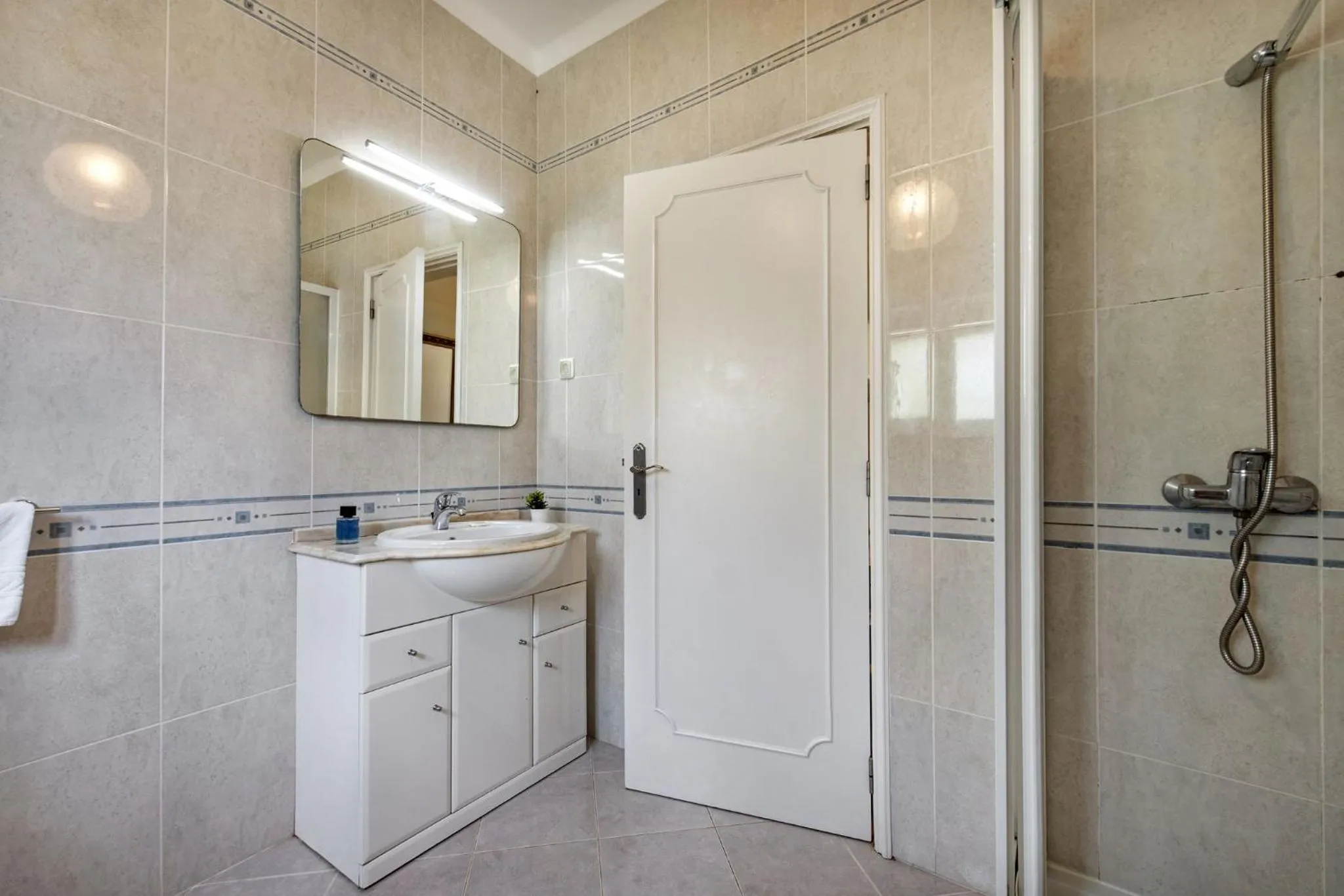 Bathroom in Charming Villa With Private Pool in Vibrant Vilamoura, Free AC and Wifi