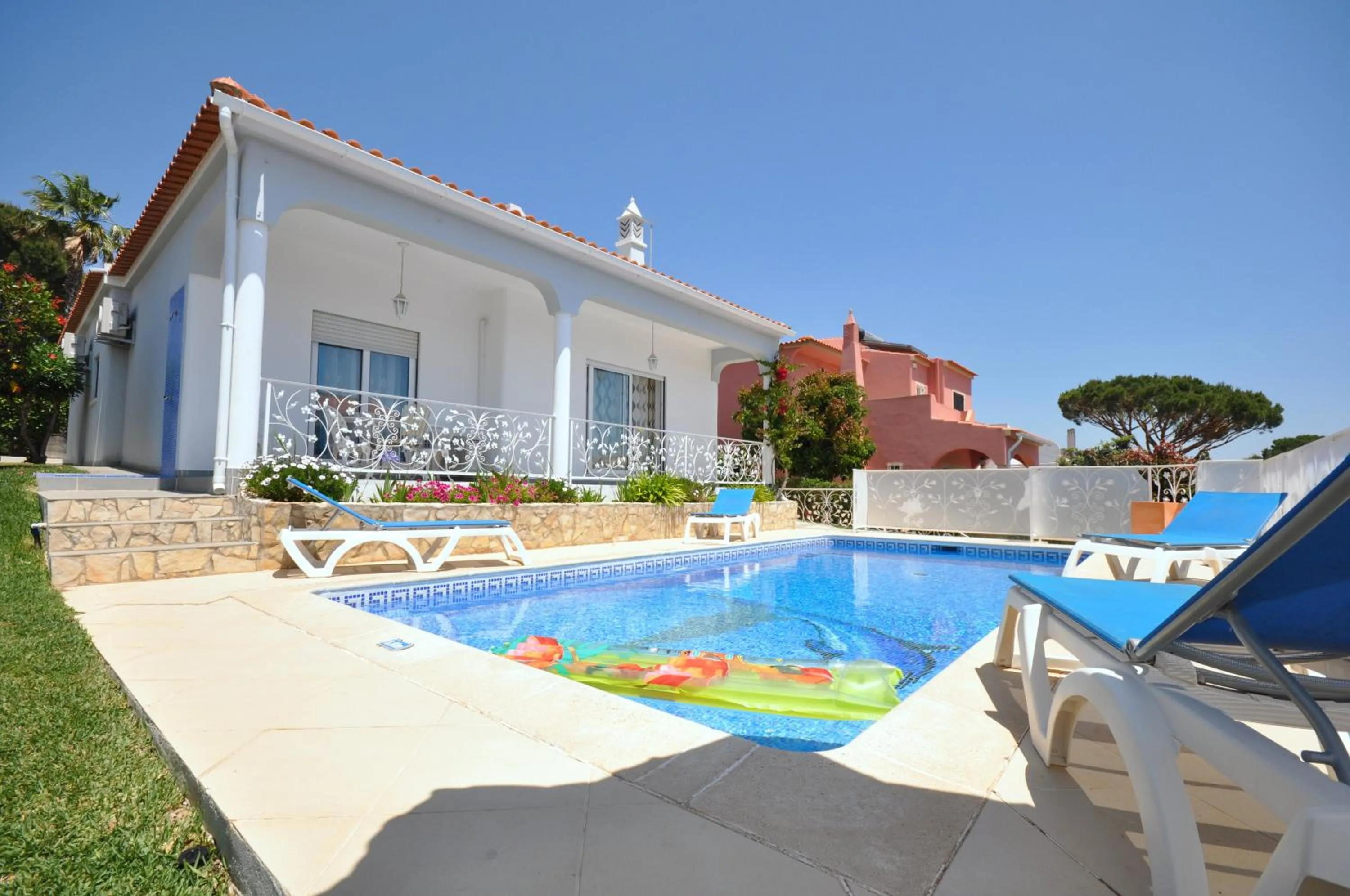 Charming Villa With Private Pool in Vibrant Vilamoura, Free AC and Wifi