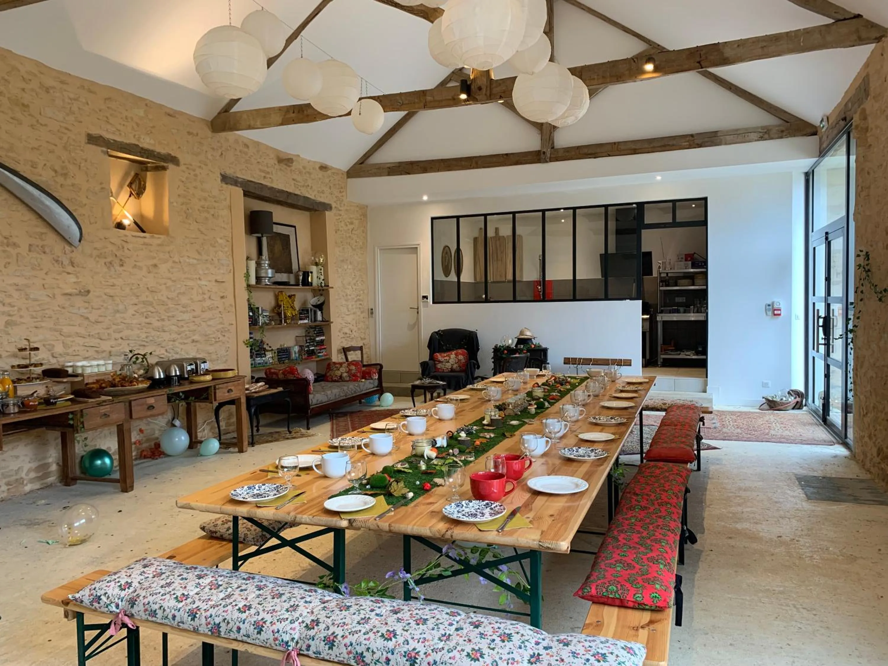 Dining area in Gites La Source