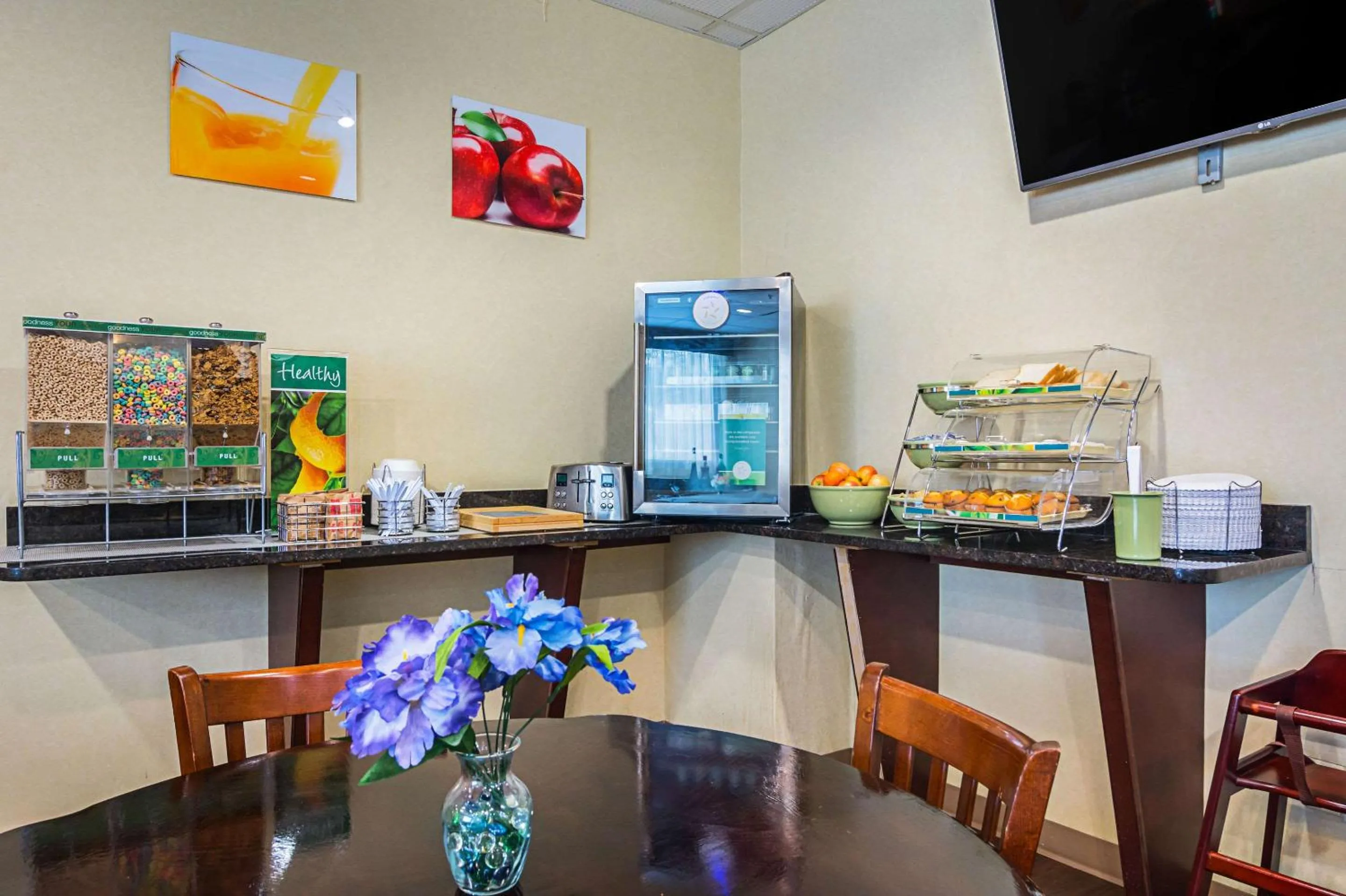 Restaurant/places to eat in Quality Suites Atlanta Airport East