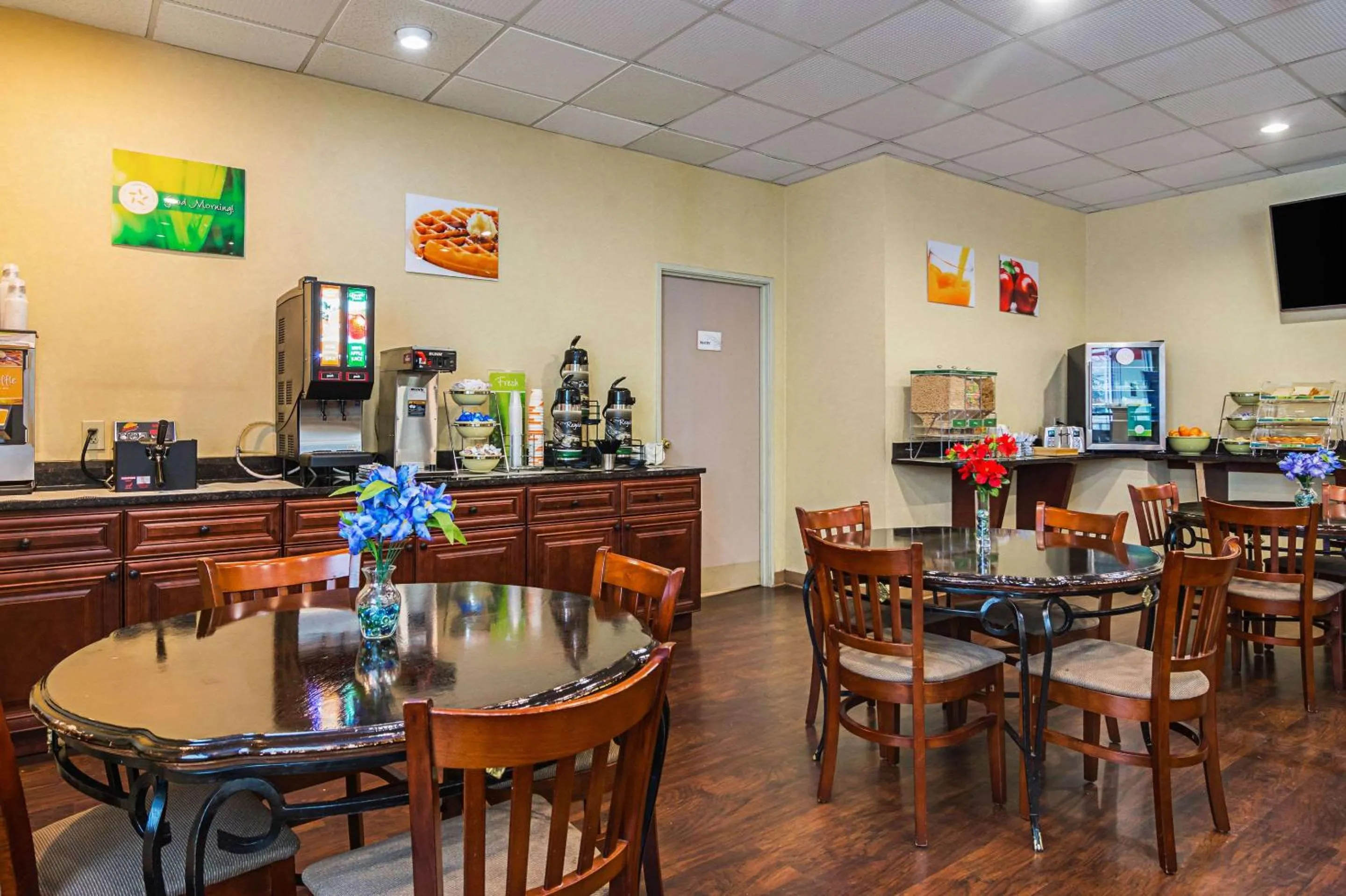 Restaurant/places to eat in Quality Suites Atlanta Airport East