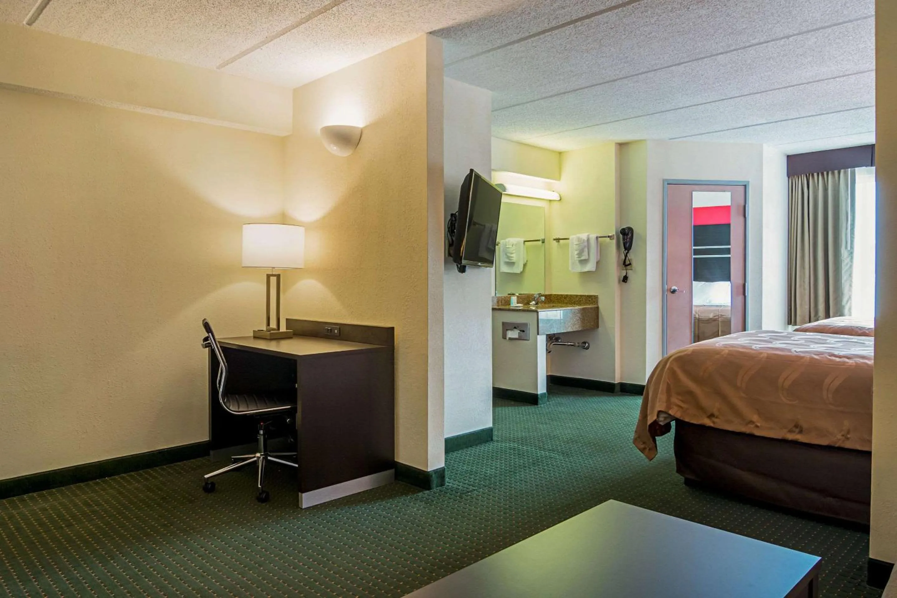 Photo of the whole room, Bed in Quality Suites Atlanta Airport East