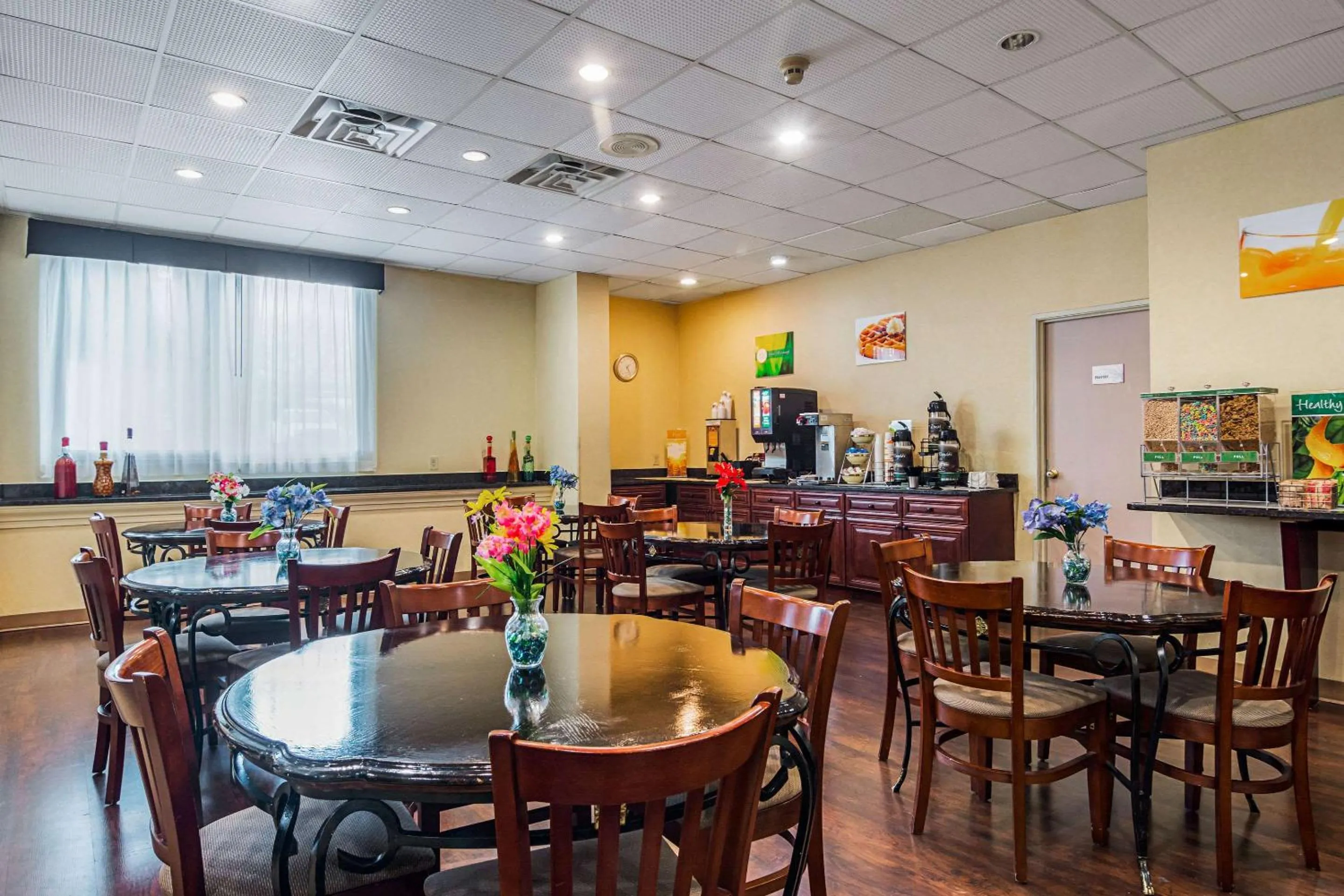 Restaurant/places to eat in Quality Suites Atlanta Airport East