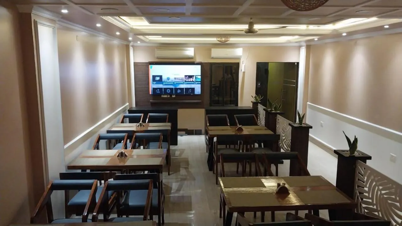 Restaurant/places to eat in Hotel Prabhat