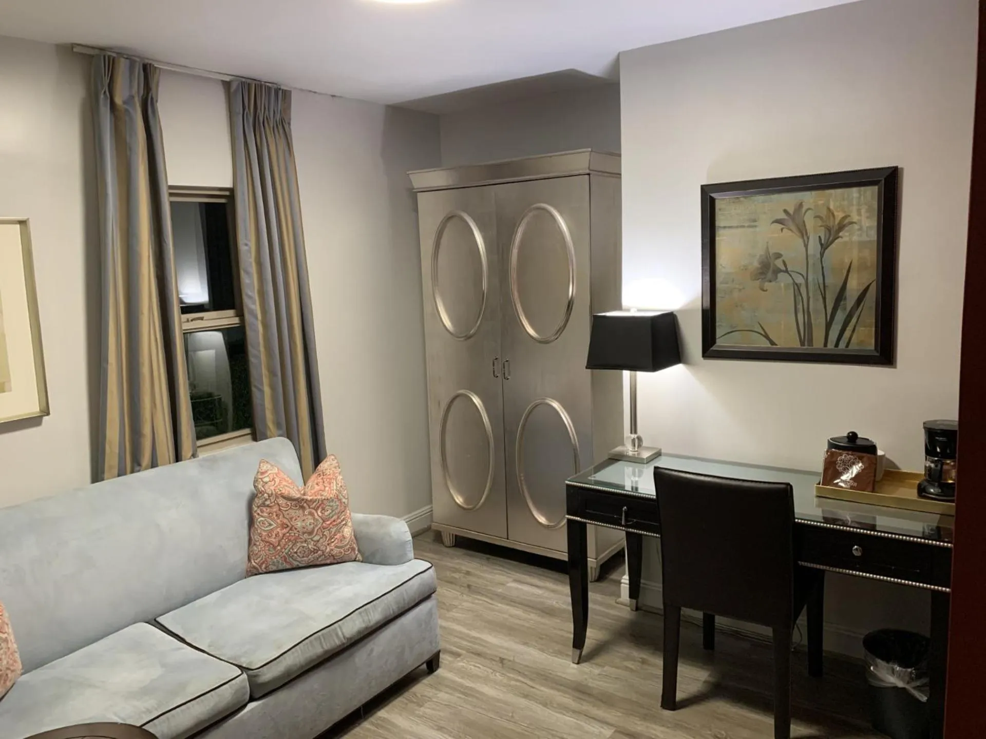 L.A. Sky Boutique Hotel