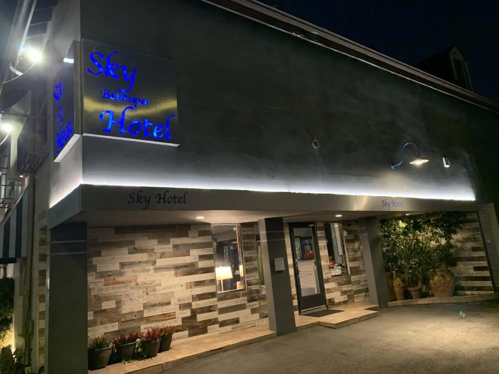 Property building in L.A. Sky Boutique Hotel Property building in L.A. Sky Boutique Hotel