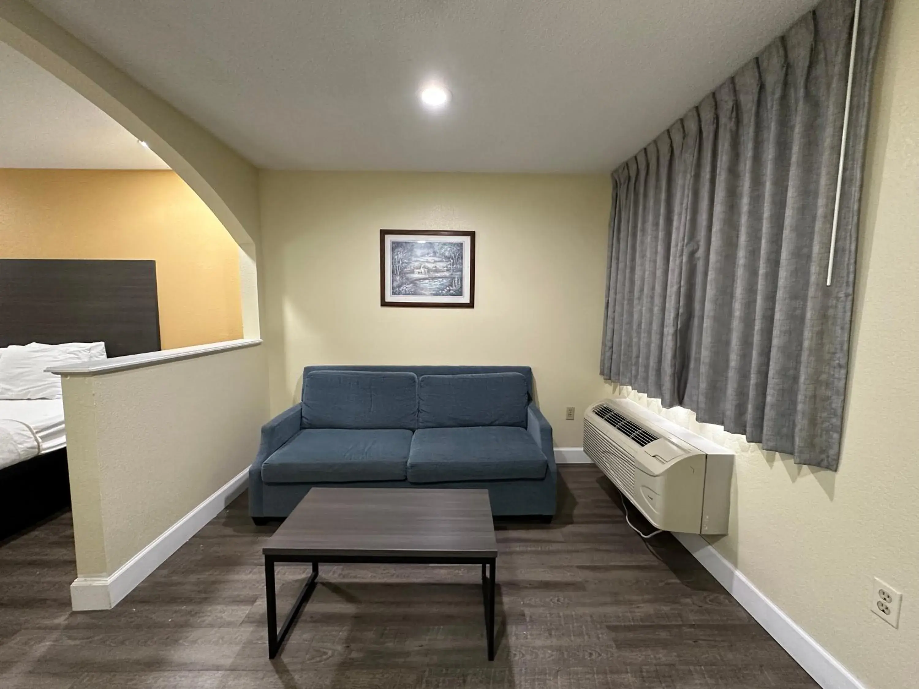 Bed in Rodeway Inn & Suites Hwy 290 NW Bed in Rodeway Inn & Suites Hwy 290 NW