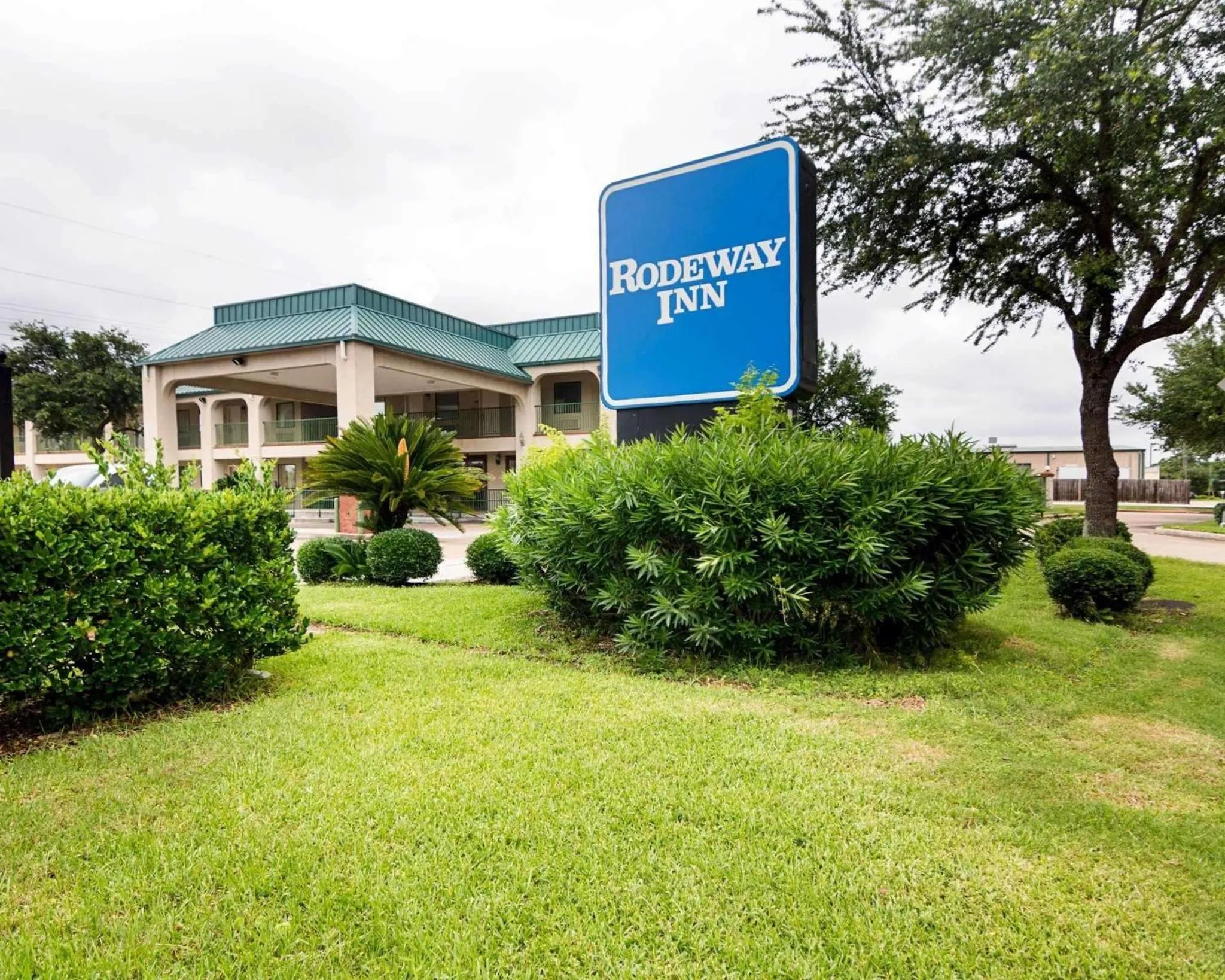 Property building in Rodeway Inn & Suites Hwy 290 NW