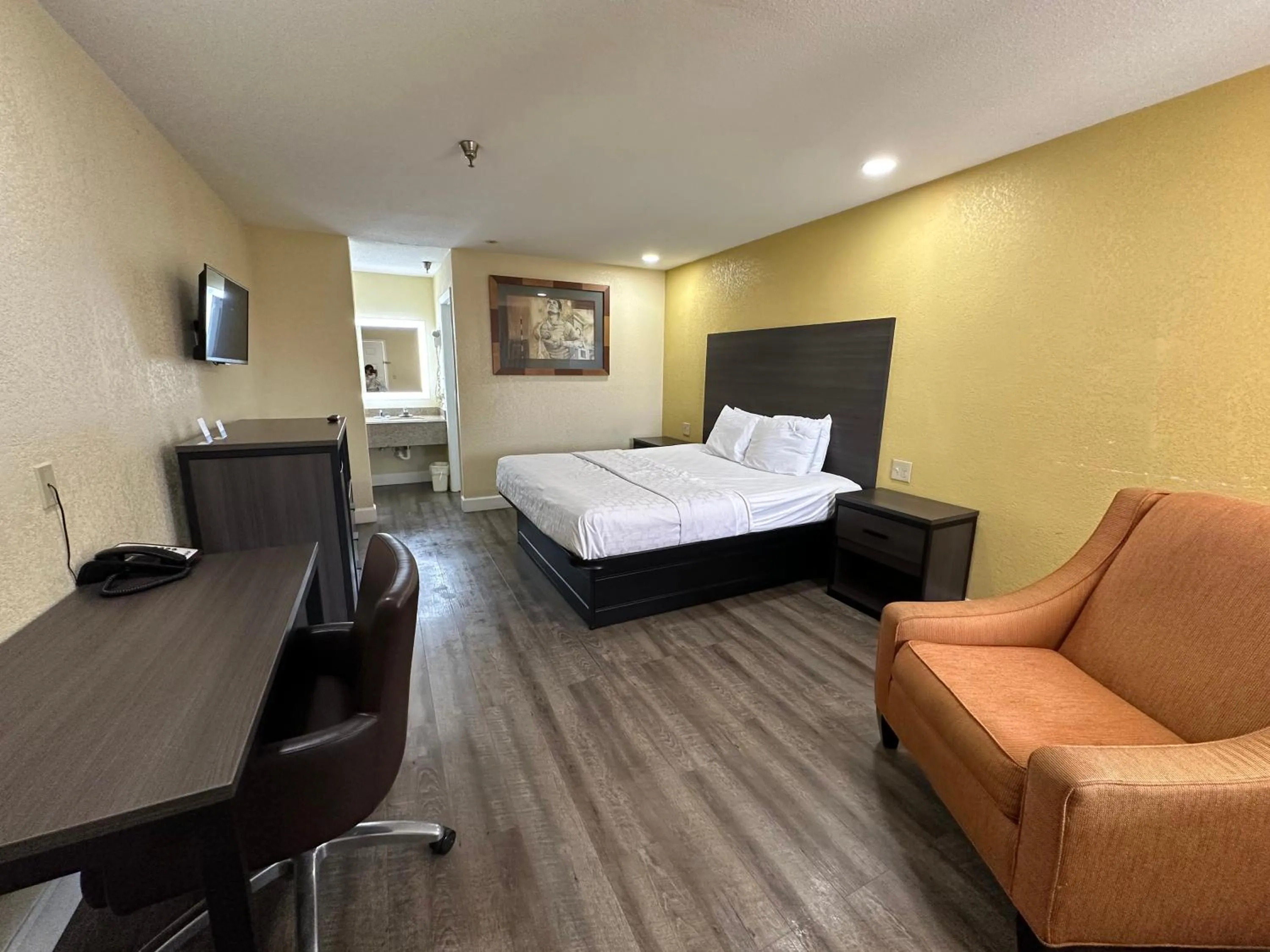 Bed in Rodeway Inn & Suites Hwy 290 NW