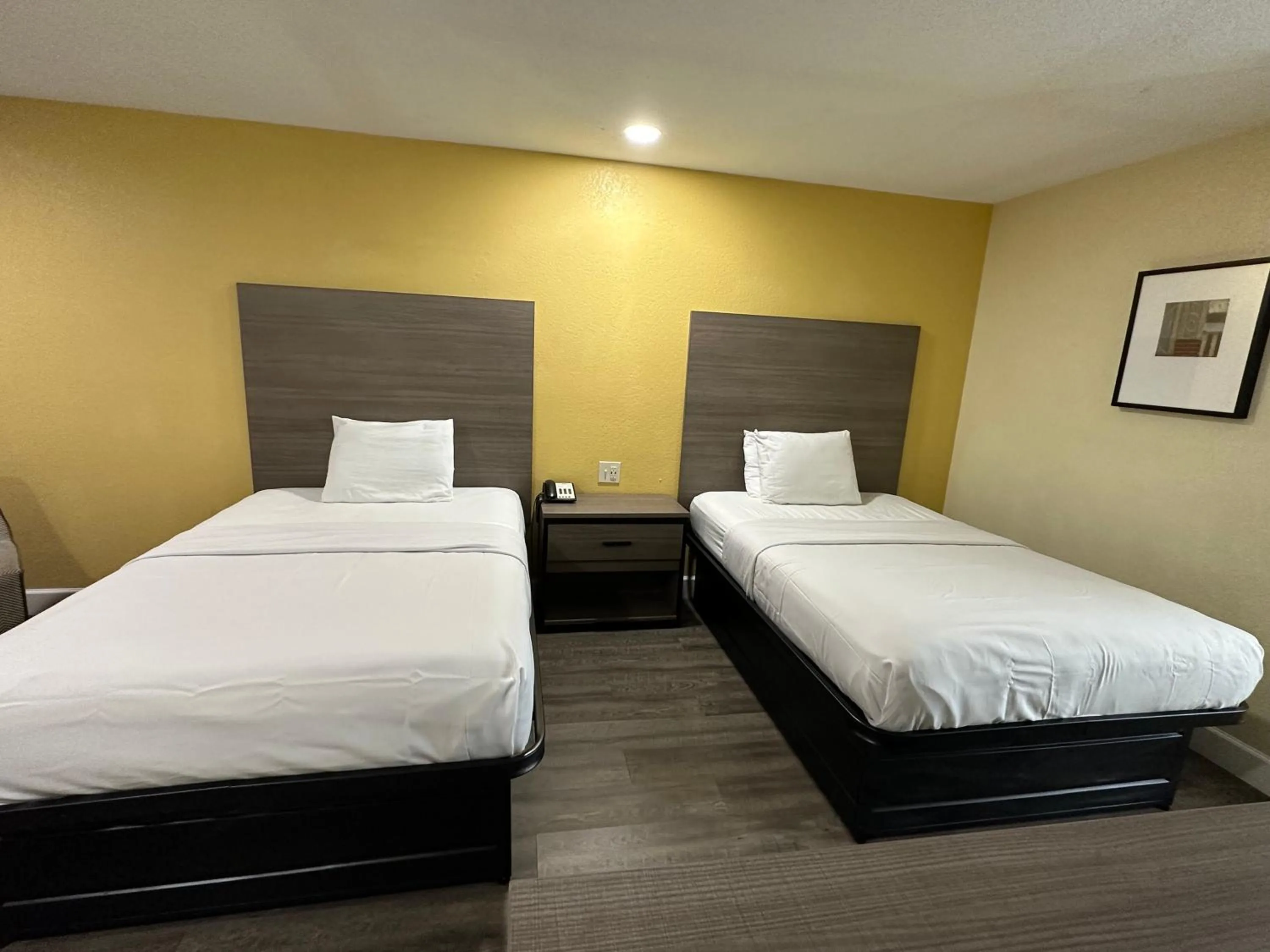 Bed in Rodeway Inn & Suites Hwy 290 NW