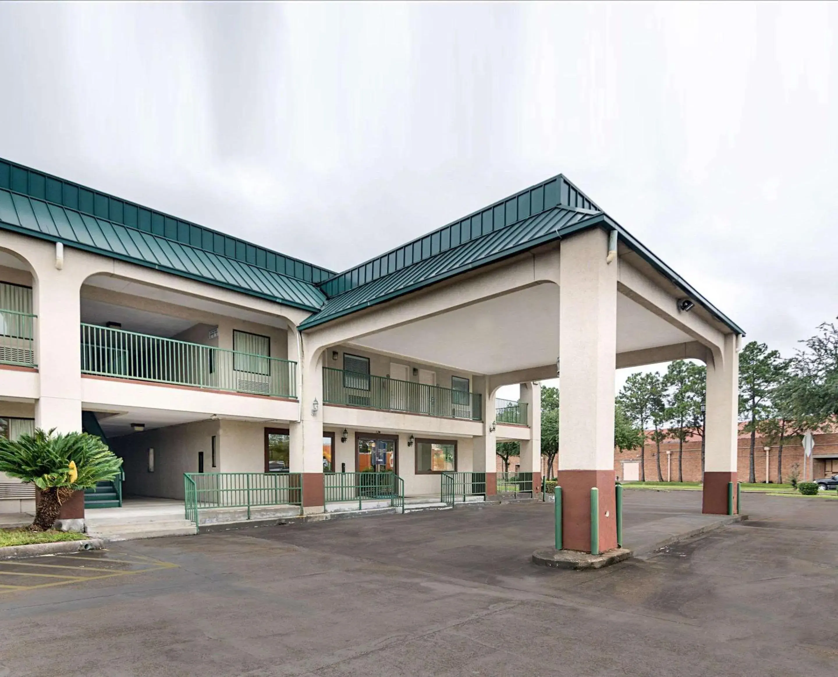 Property building in Rodeway Inn & Suites Hwy 290 NW Property building in Rodeway Inn & Suites Hwy 290 NW