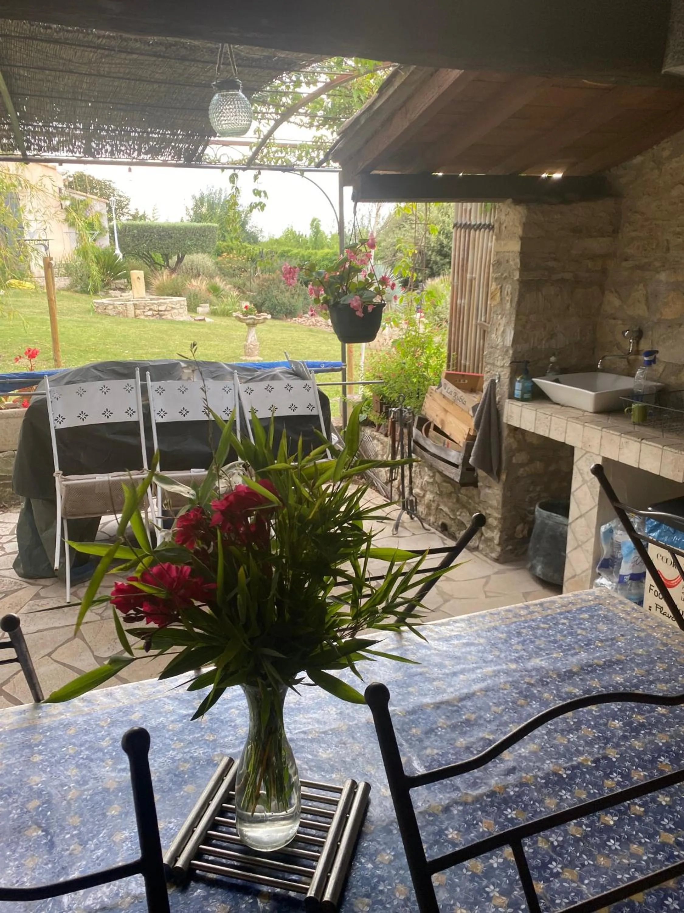 Dining area in chambre d'hotes les cigales