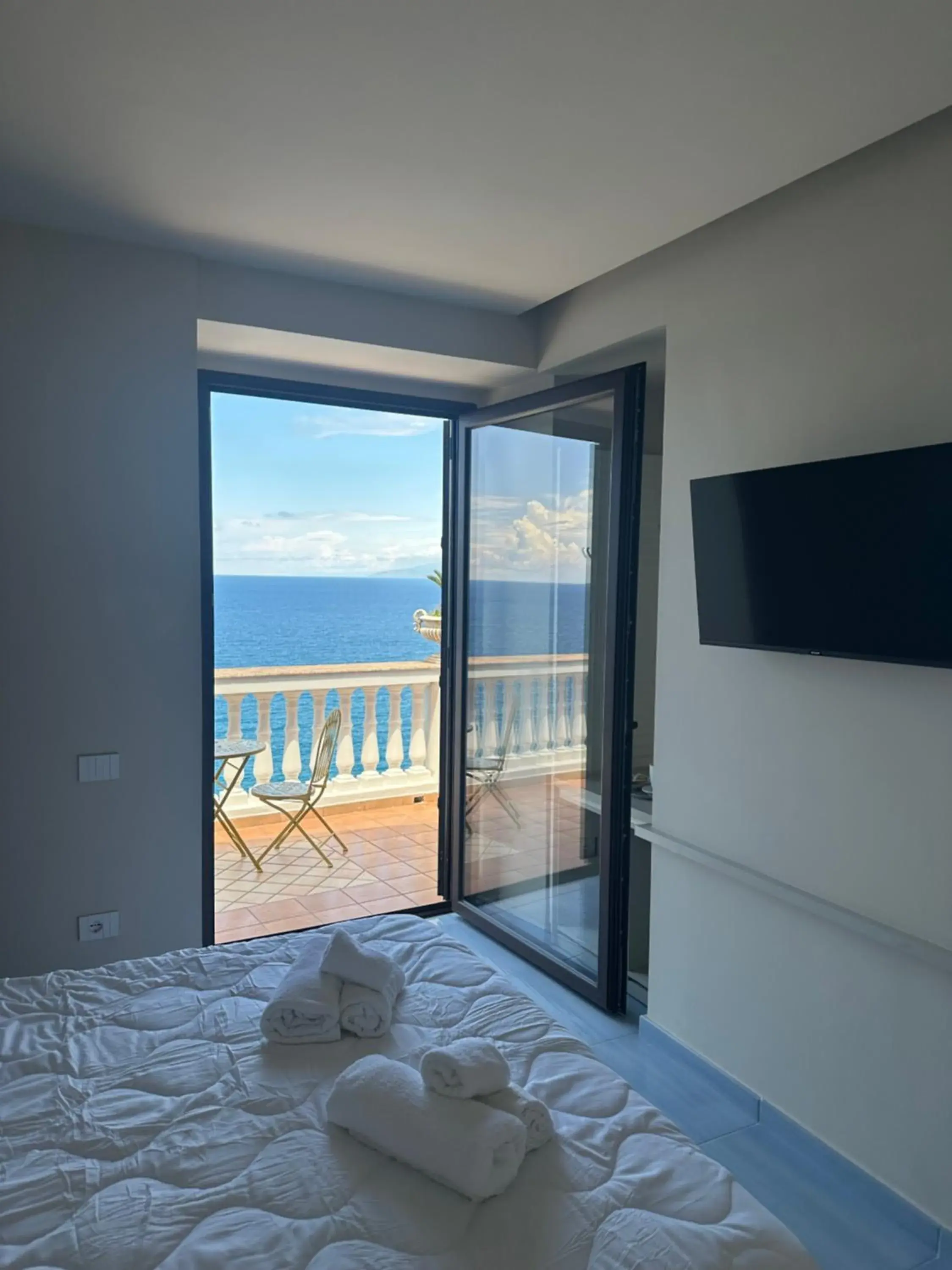 Deluxe Double Room with Balcony and Sea View in Casa Angelieri Deluxe Double Room with Balcony and Sea View in Casa Angelieri