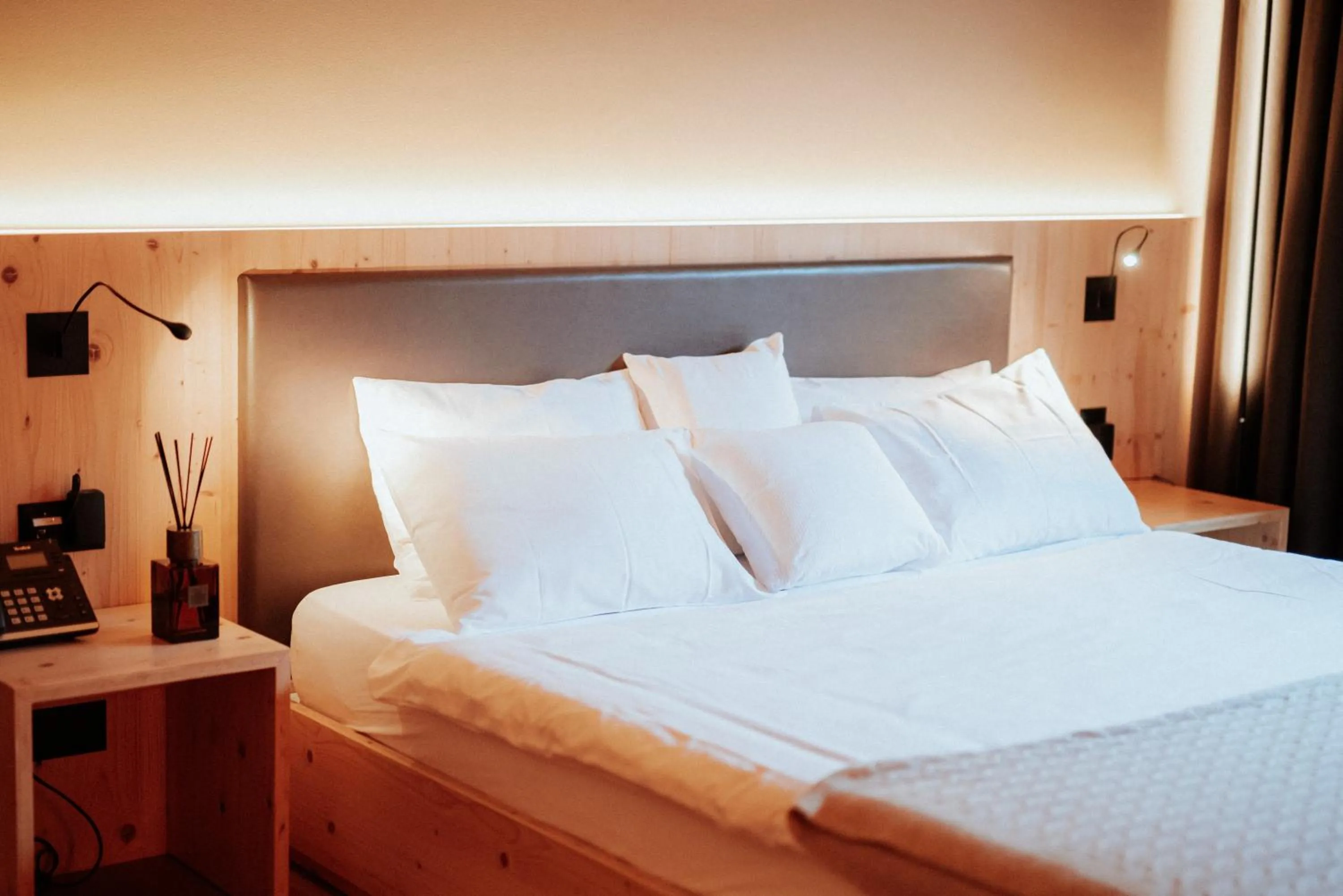 Shower, Bed in Campra Alpine Lodge & Spa