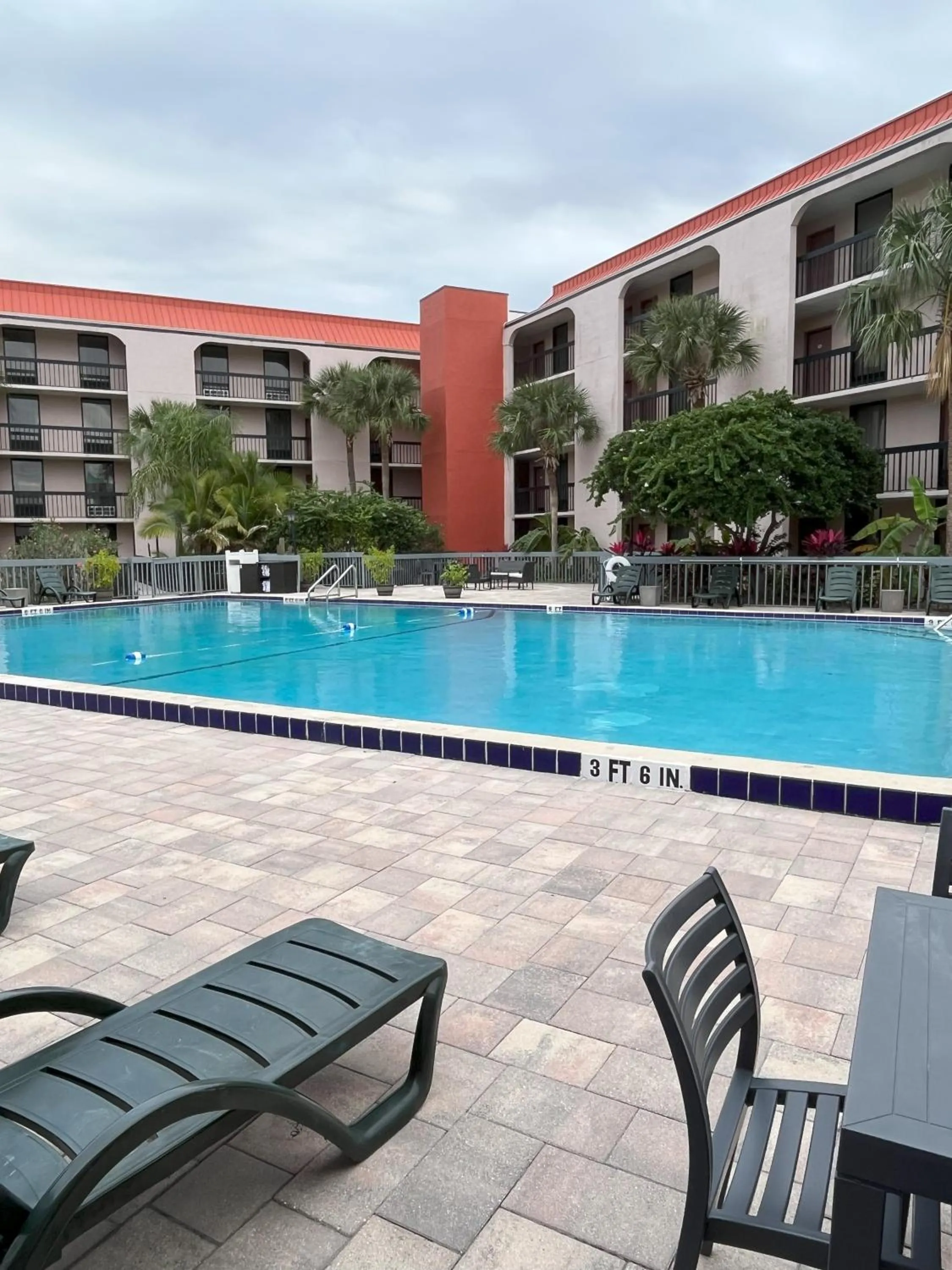 Swimming pool in Grand Hotel Orlando at Universal Blvd - Shuttle to Theme Parks