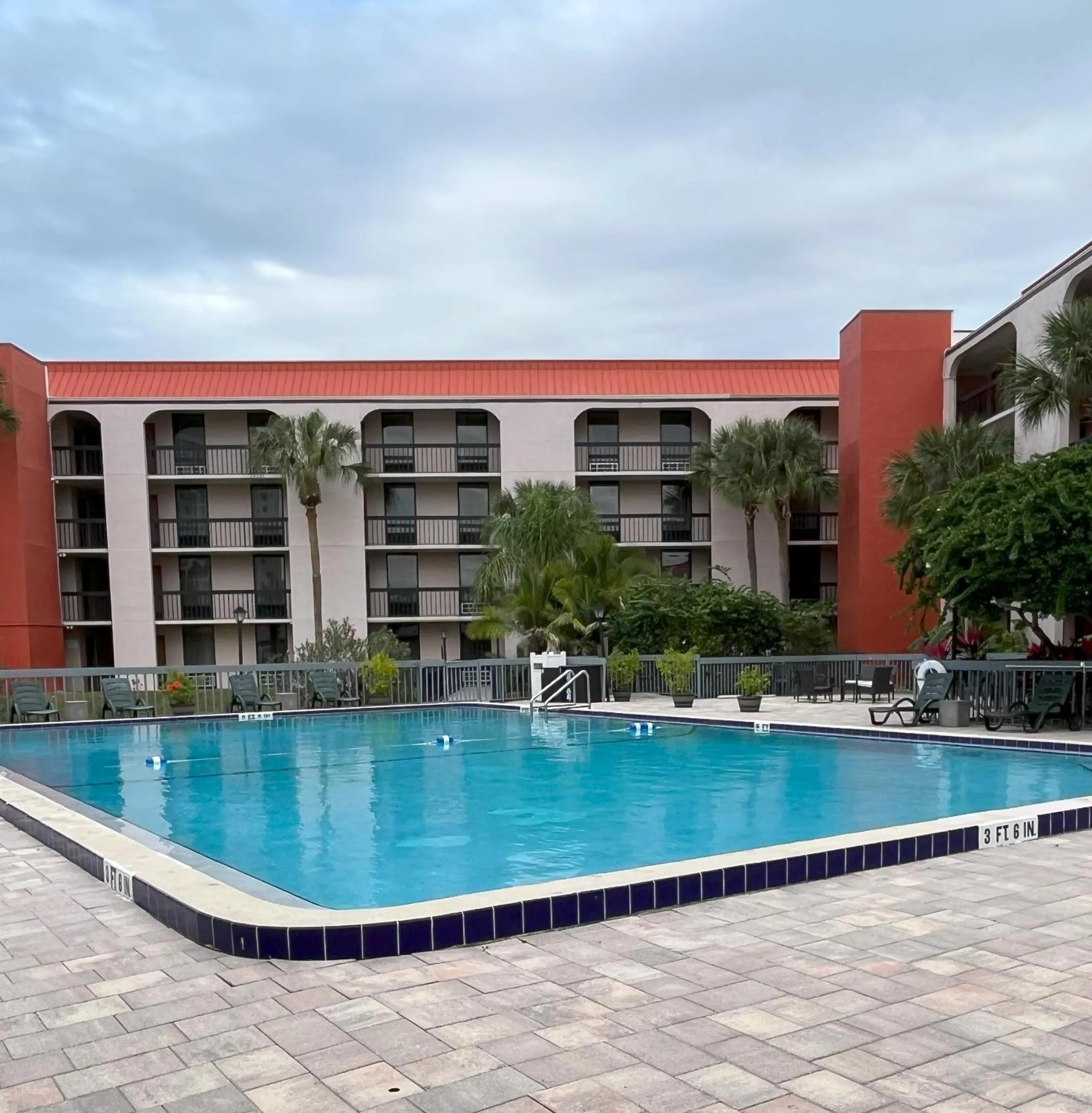 Swimming pool in Grand Hotel Orlando at Universal Blvd - Shuttle to Theme Parks