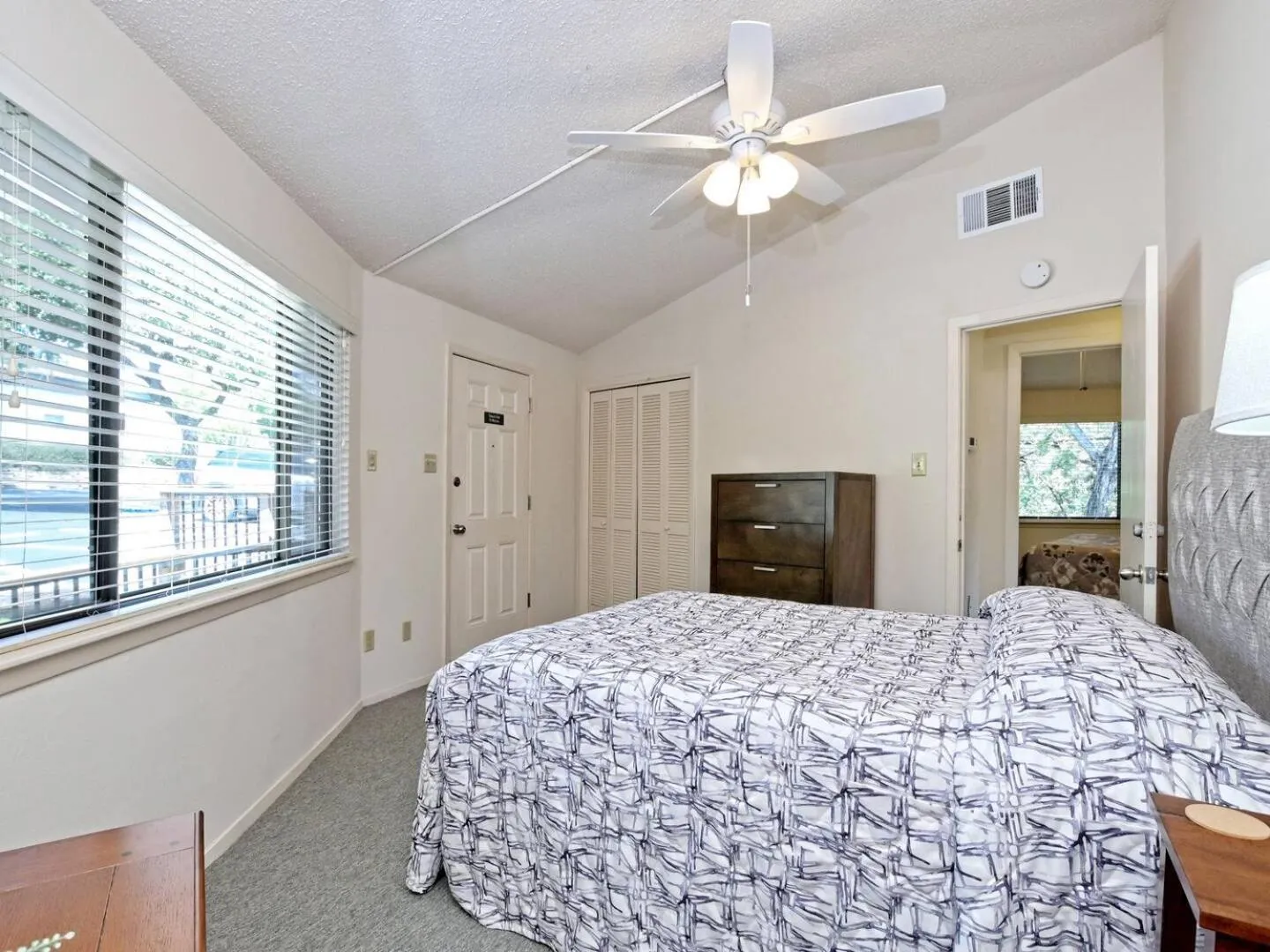 Bed in Lakefront Bungalow - Community PoolHot Tub #10