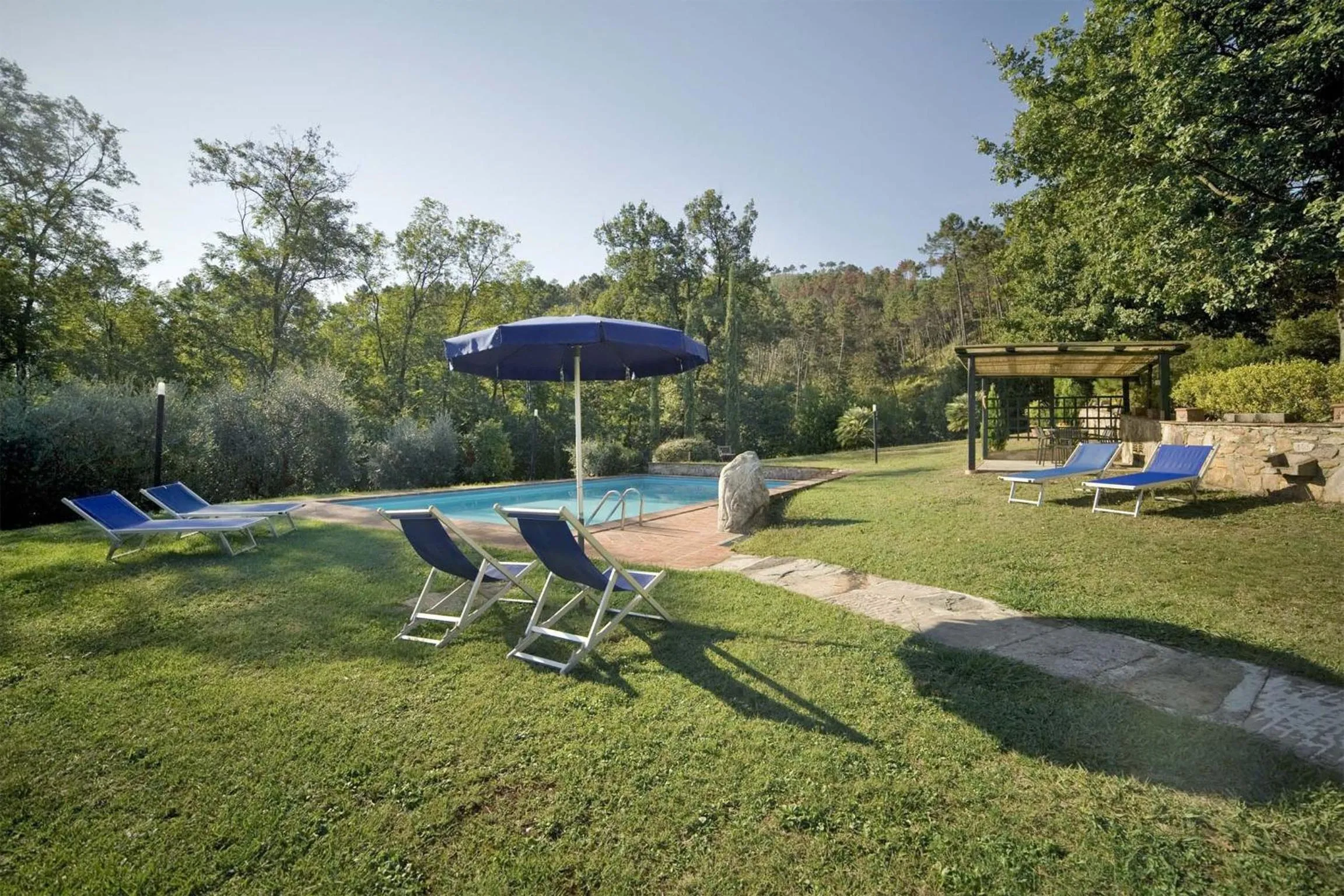 Swimming pool in Broccolo by Salogi Villas