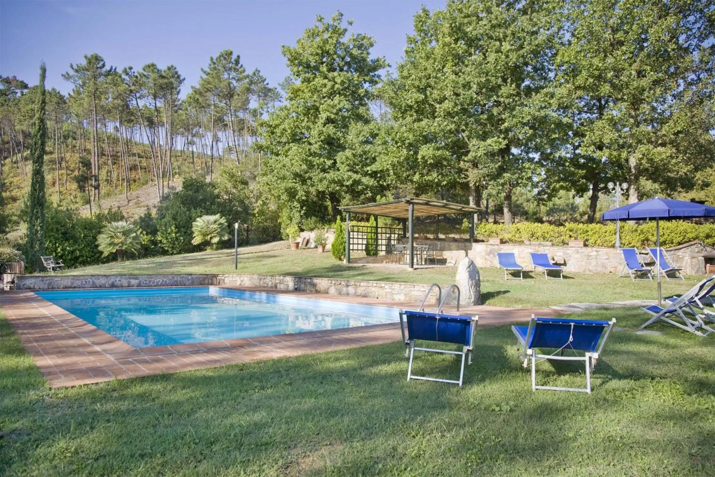 Swimming pool in Broccolo by Salogi Villas