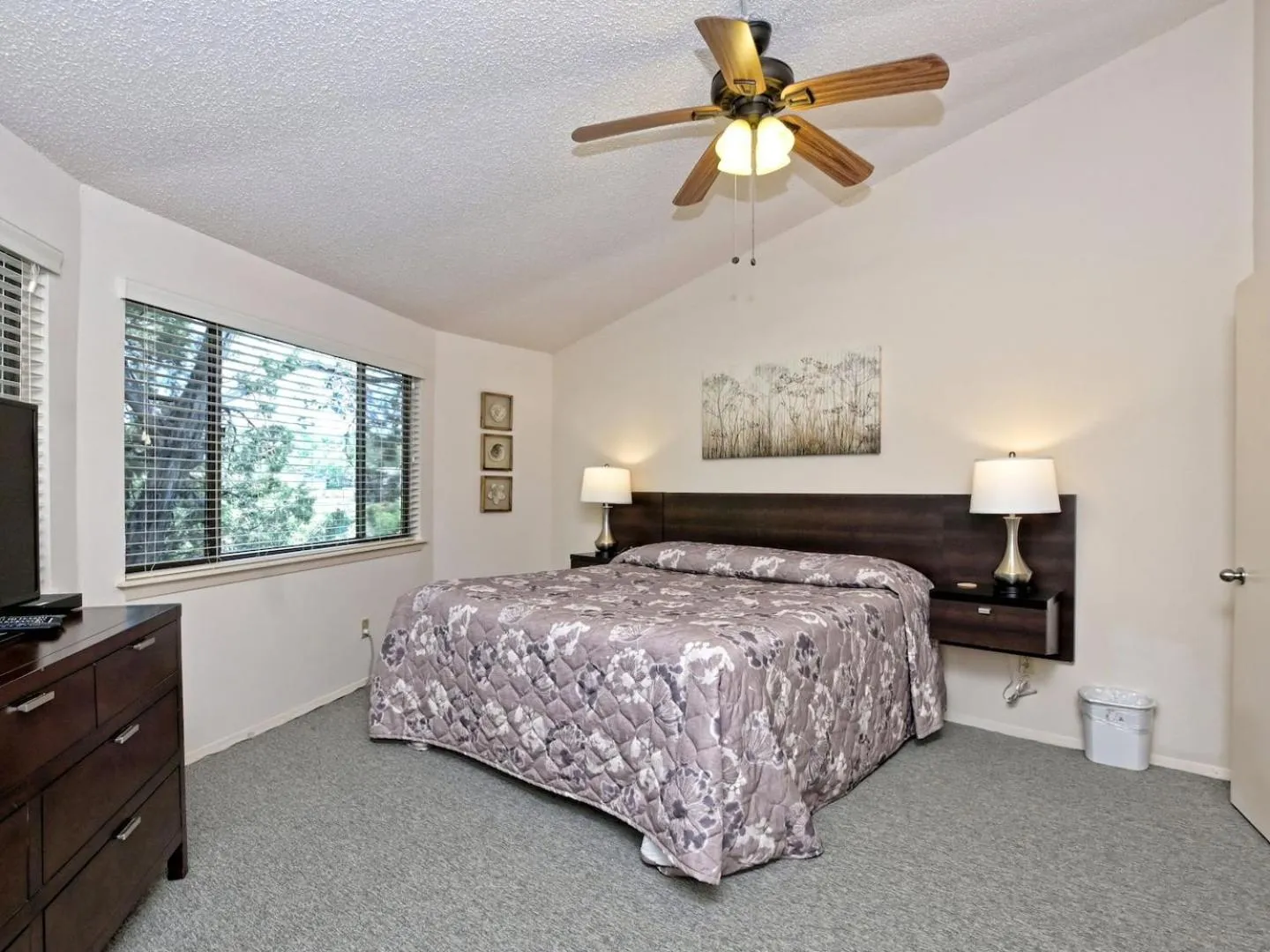 Bed in Treehouse Bungalow - Community PoolHot Tub #13