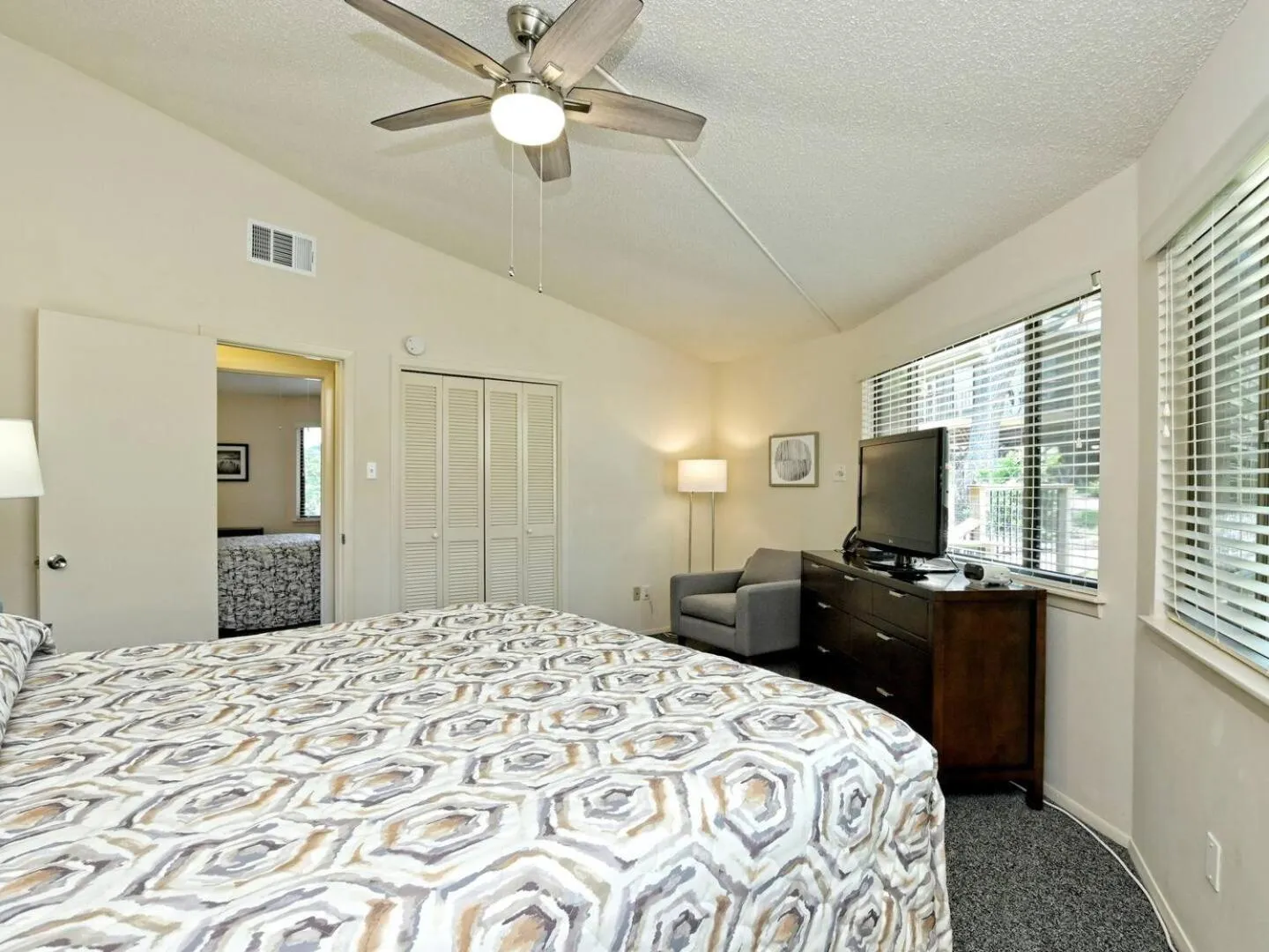 Bed in Blue Agave Bungalow - Community PoolHot Tub #14