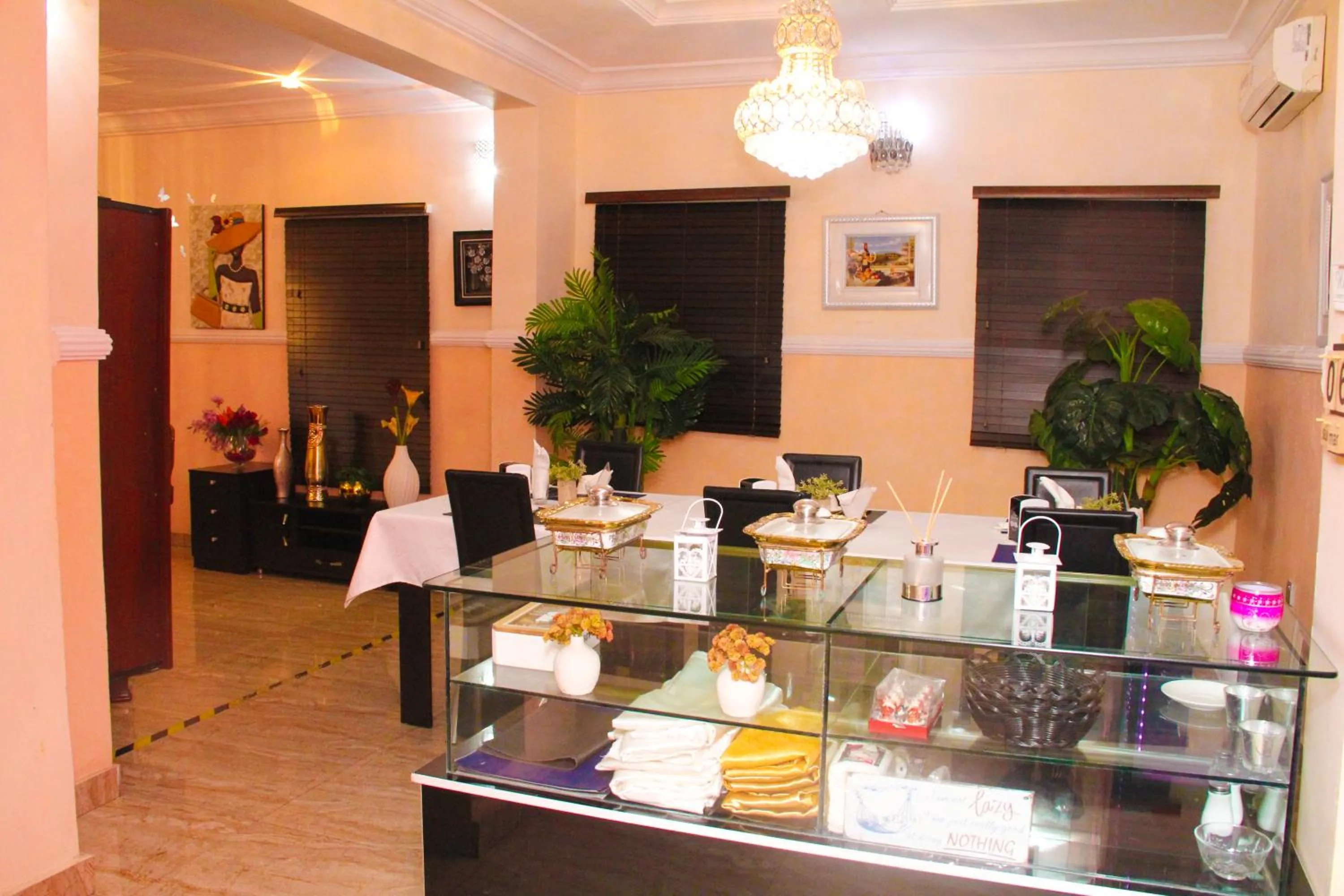 Restaurant/places to eat in J Gibson Hotel