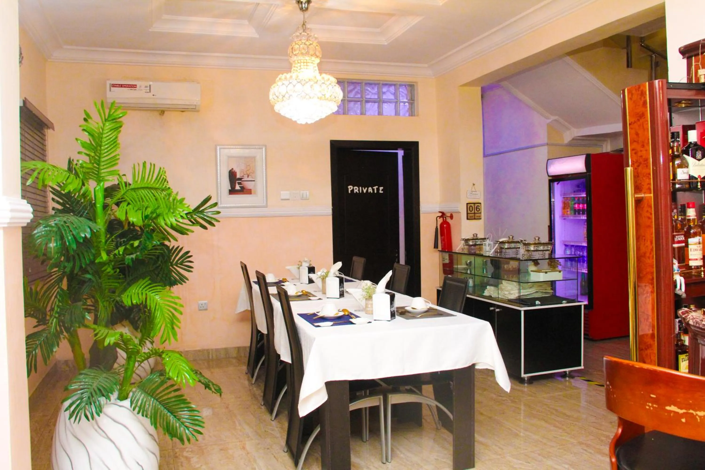 Restaurant/places to eat in J Gibson Hotel