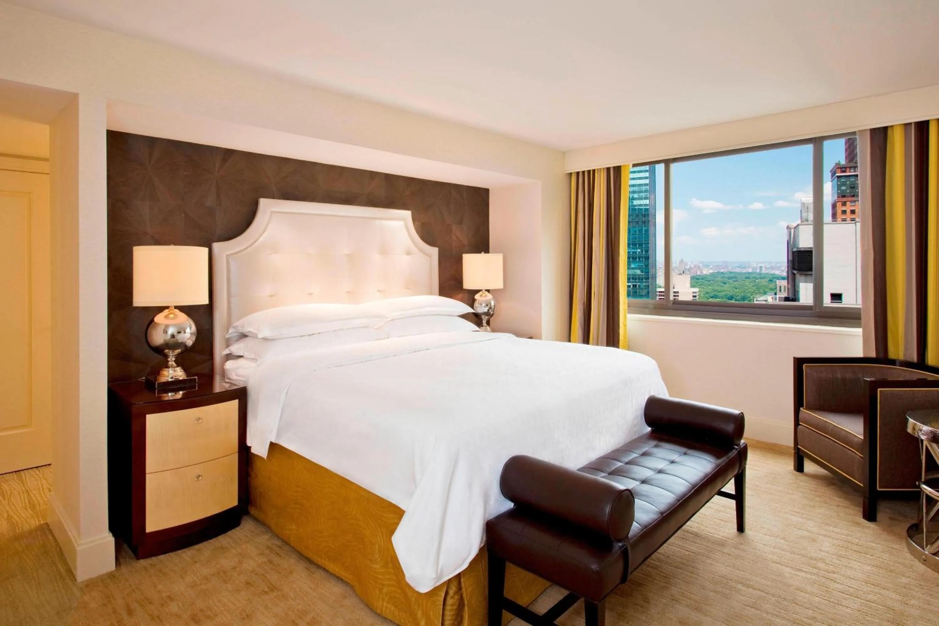 Photo of the whole room, Bed in Sheraton New York Times Square Hotel
