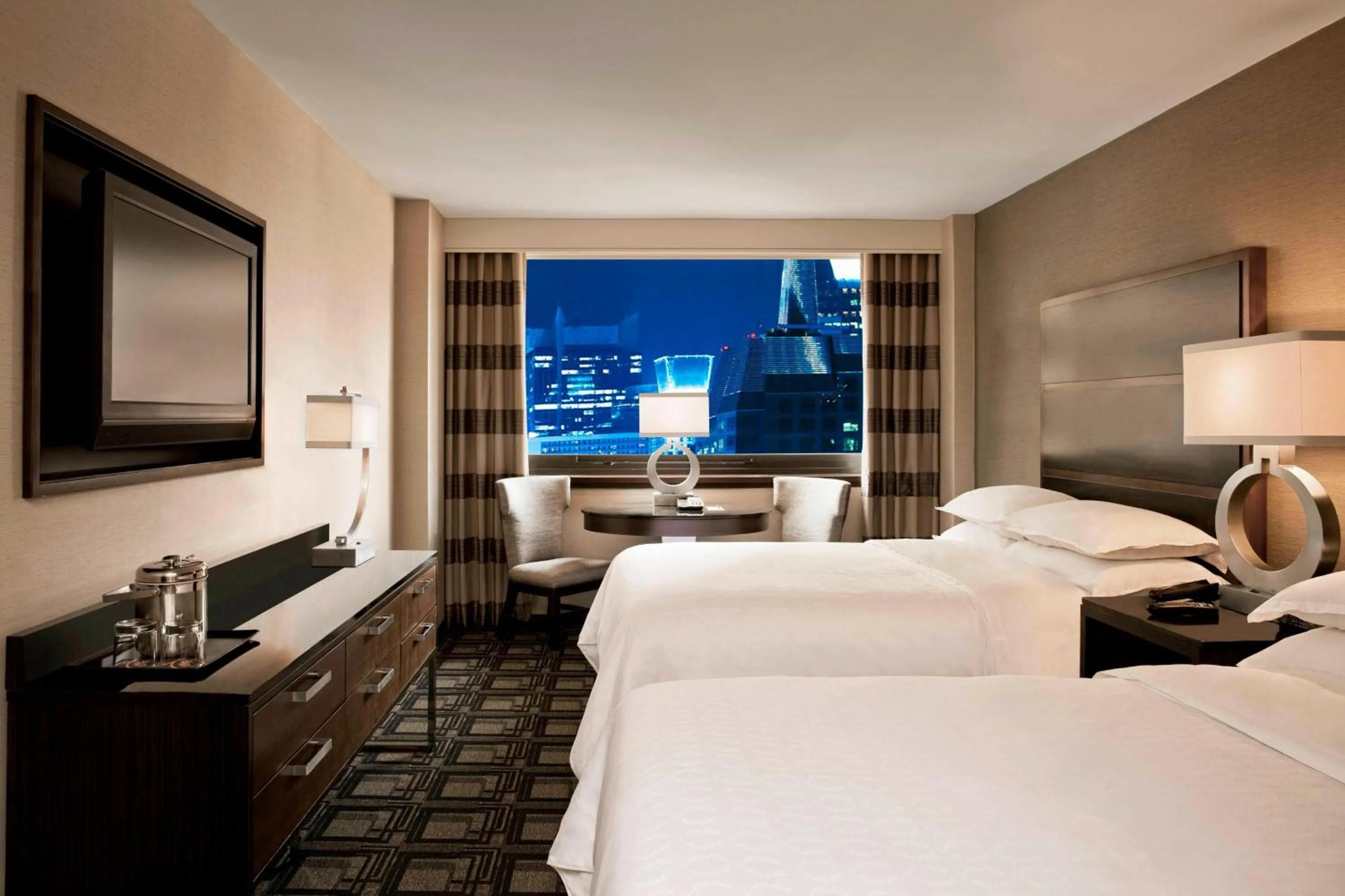 Photo of the whole room, Bed in Sheraton New York Times Square Hotel