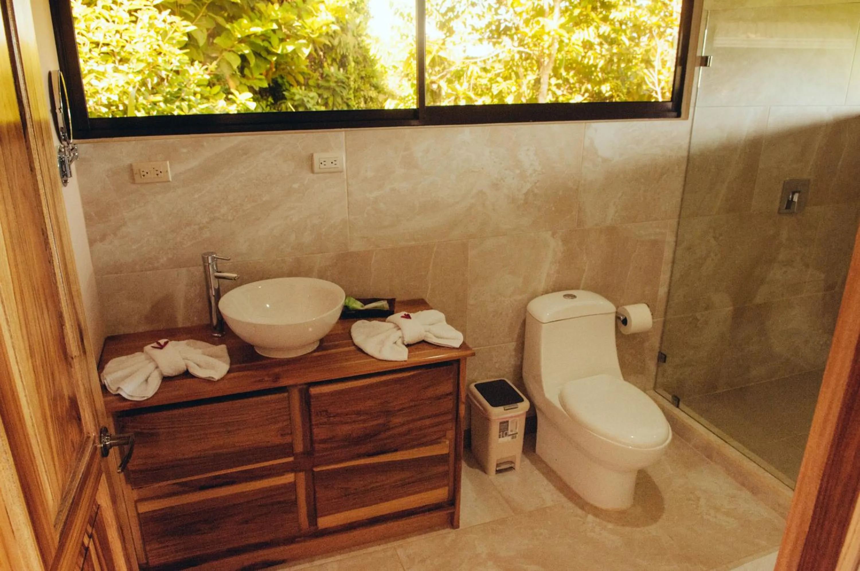 Bathroom in Drake Bay Greenleaf
