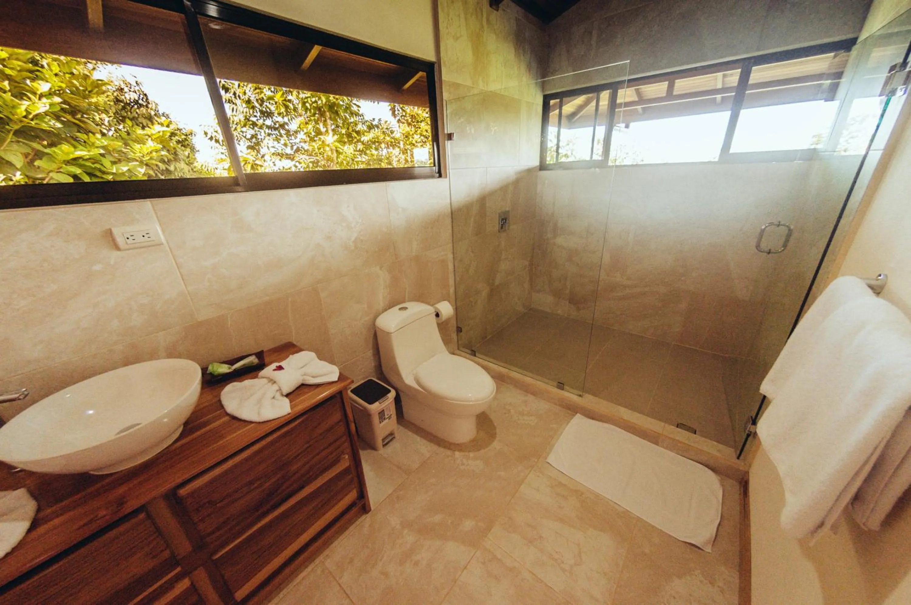 Bathroom in Drake Bay Greenleaf