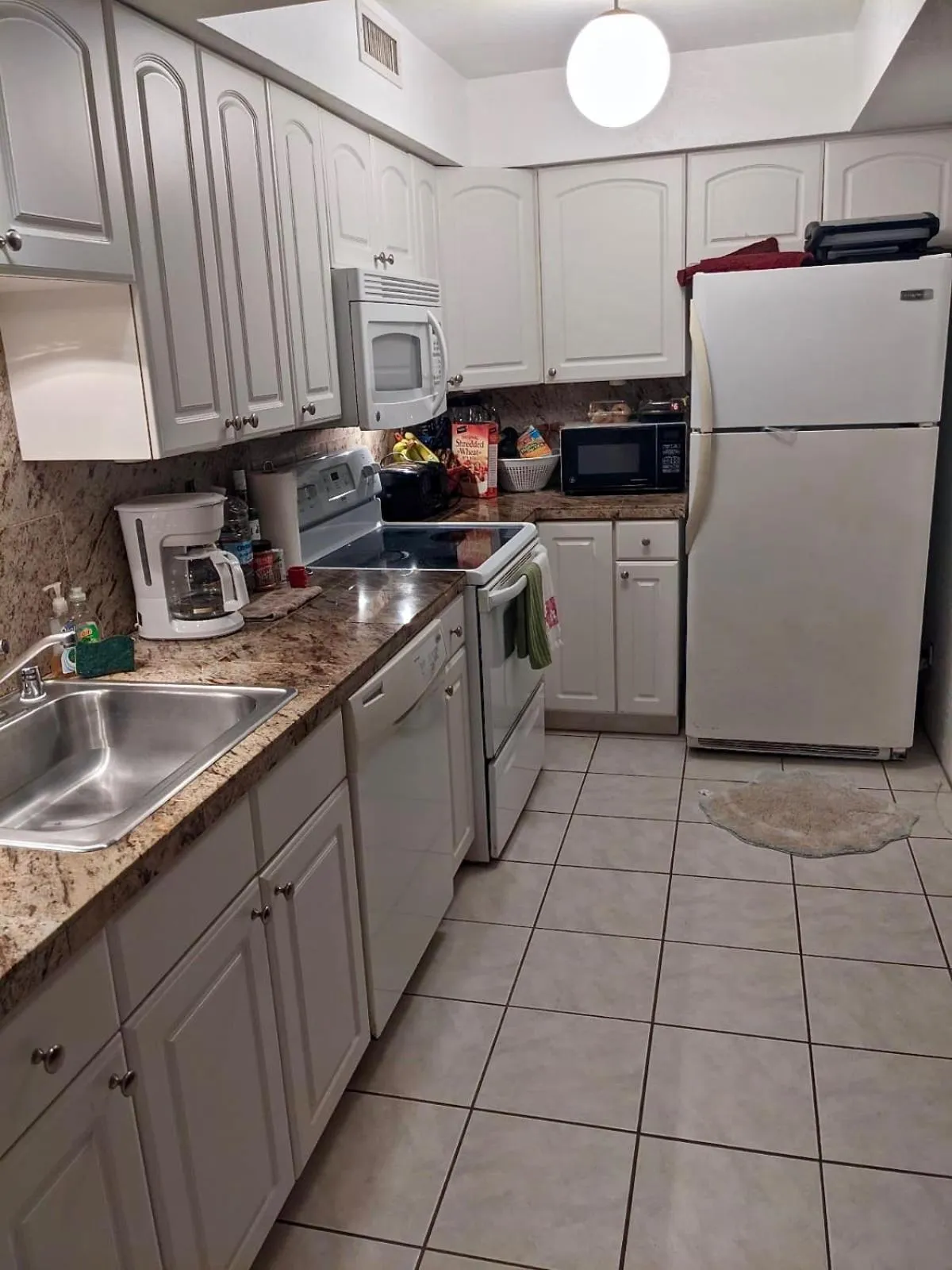 Kitchen or kitchenette in Unwind on Your Fantasy Hawaiian Vacation- 1BD/1BA Condo in Kailua-Kona, Hawaii