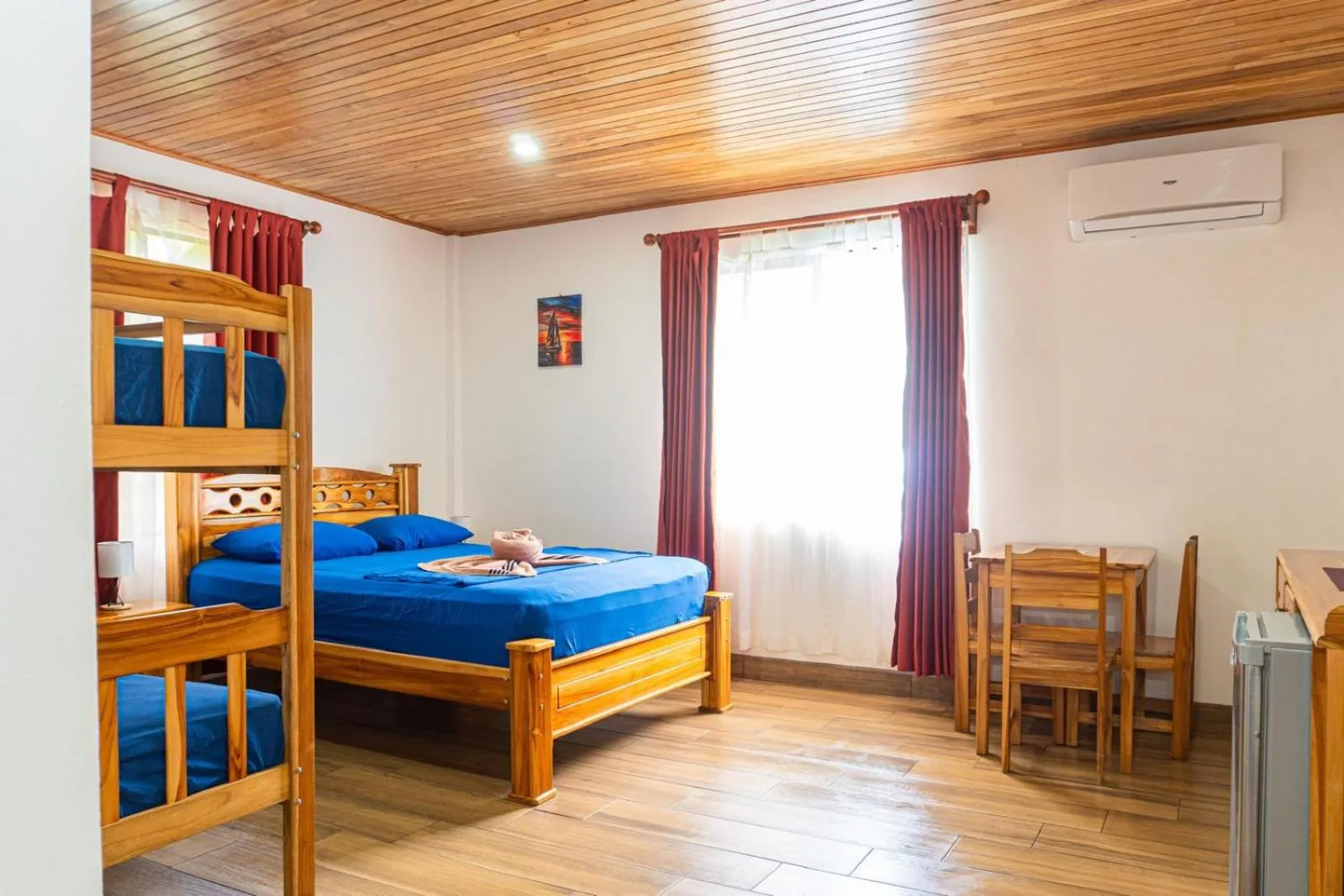 Photo of the whole room, Bed in Corcovado & Drake Inn