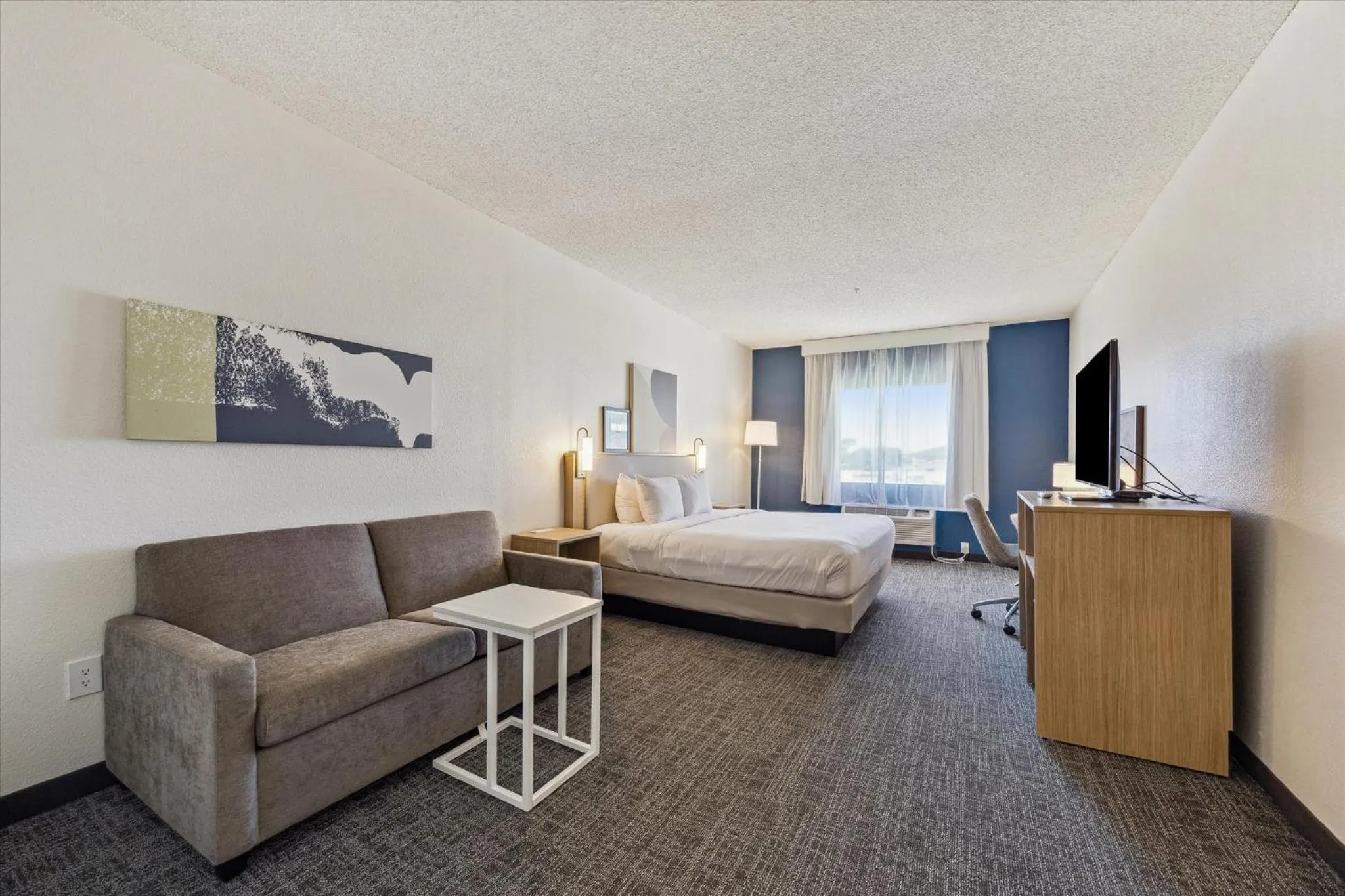 Bed in Comfort Suites - Near the Galleria