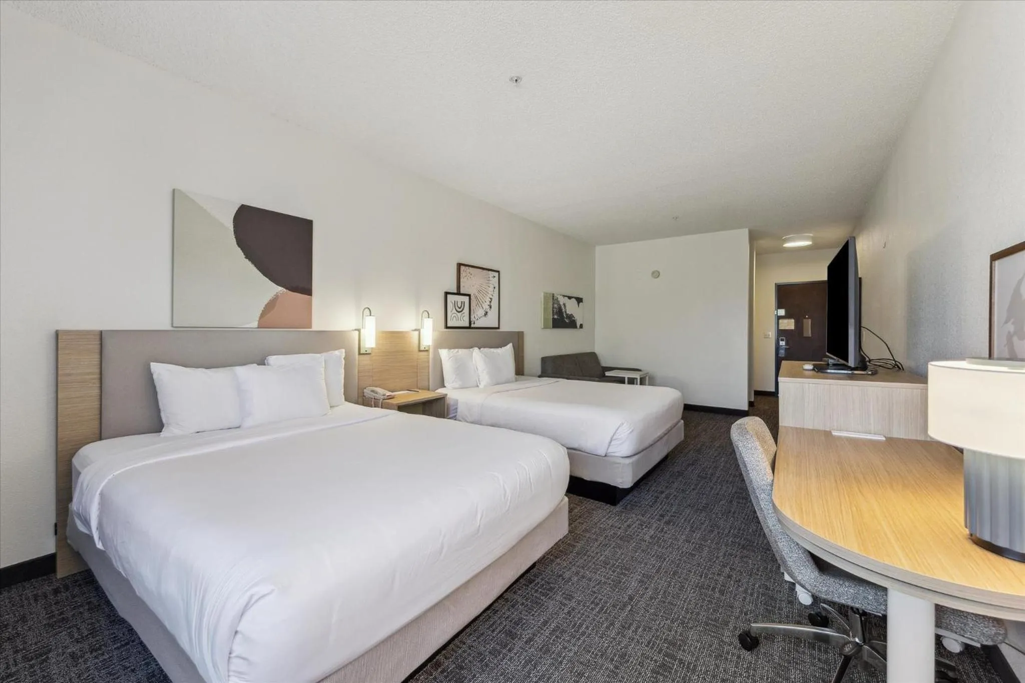 Bed in Comfort Suites - Near the Galleria