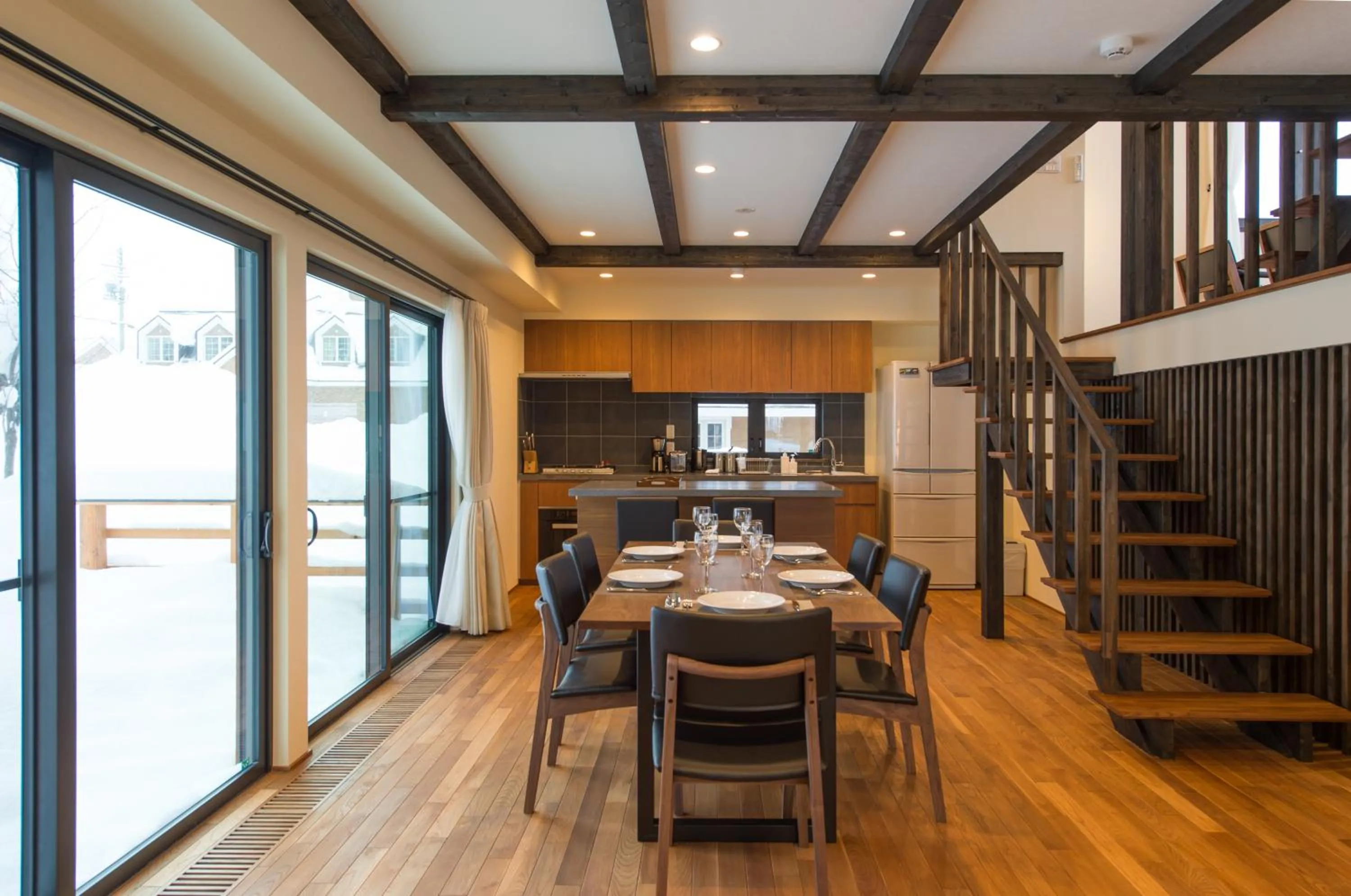 Dining area in Tahoe Lodge by H2 Life