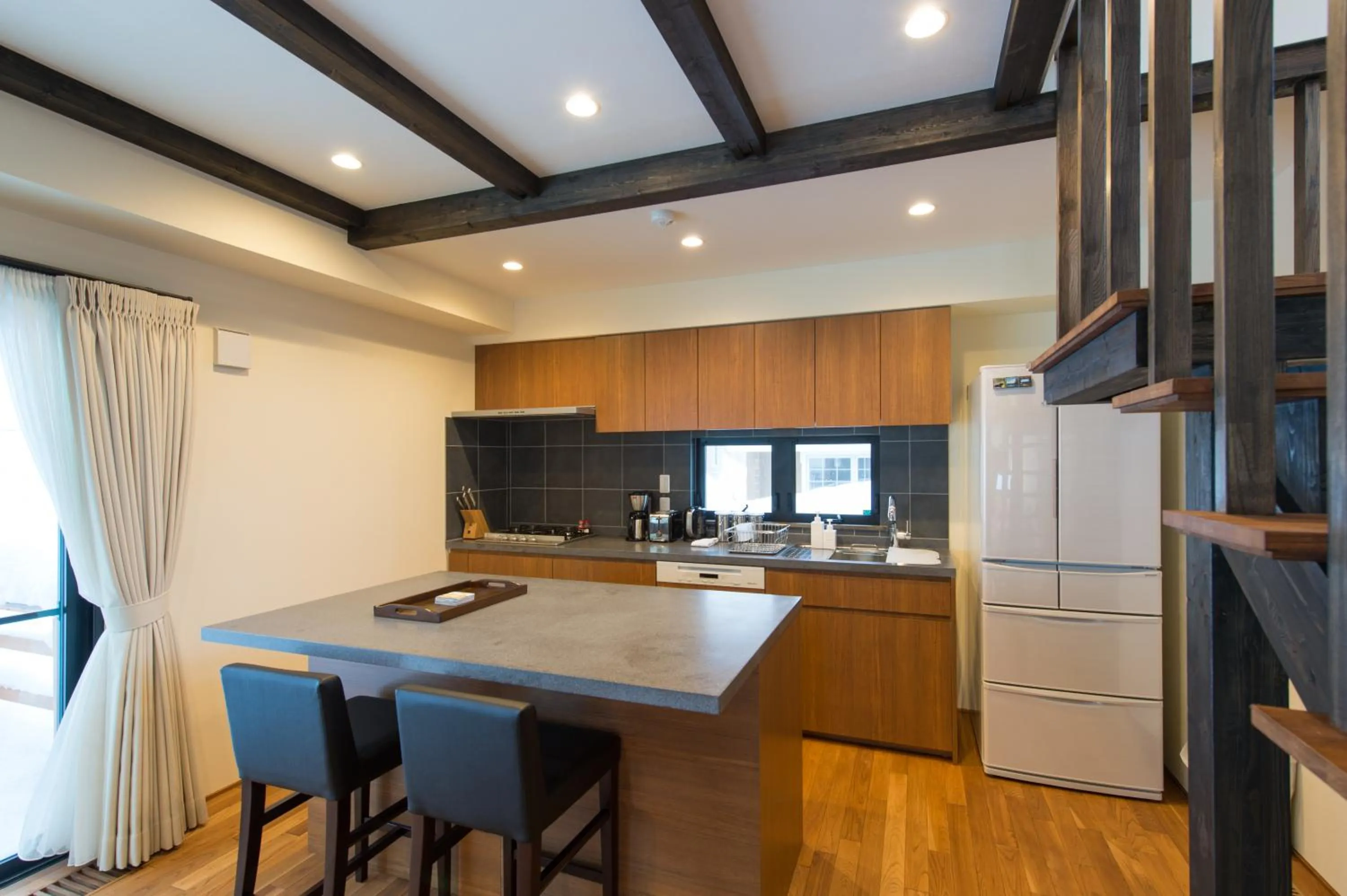 Kitchen or kitchenette in Tahoe Lodge by H2 Life